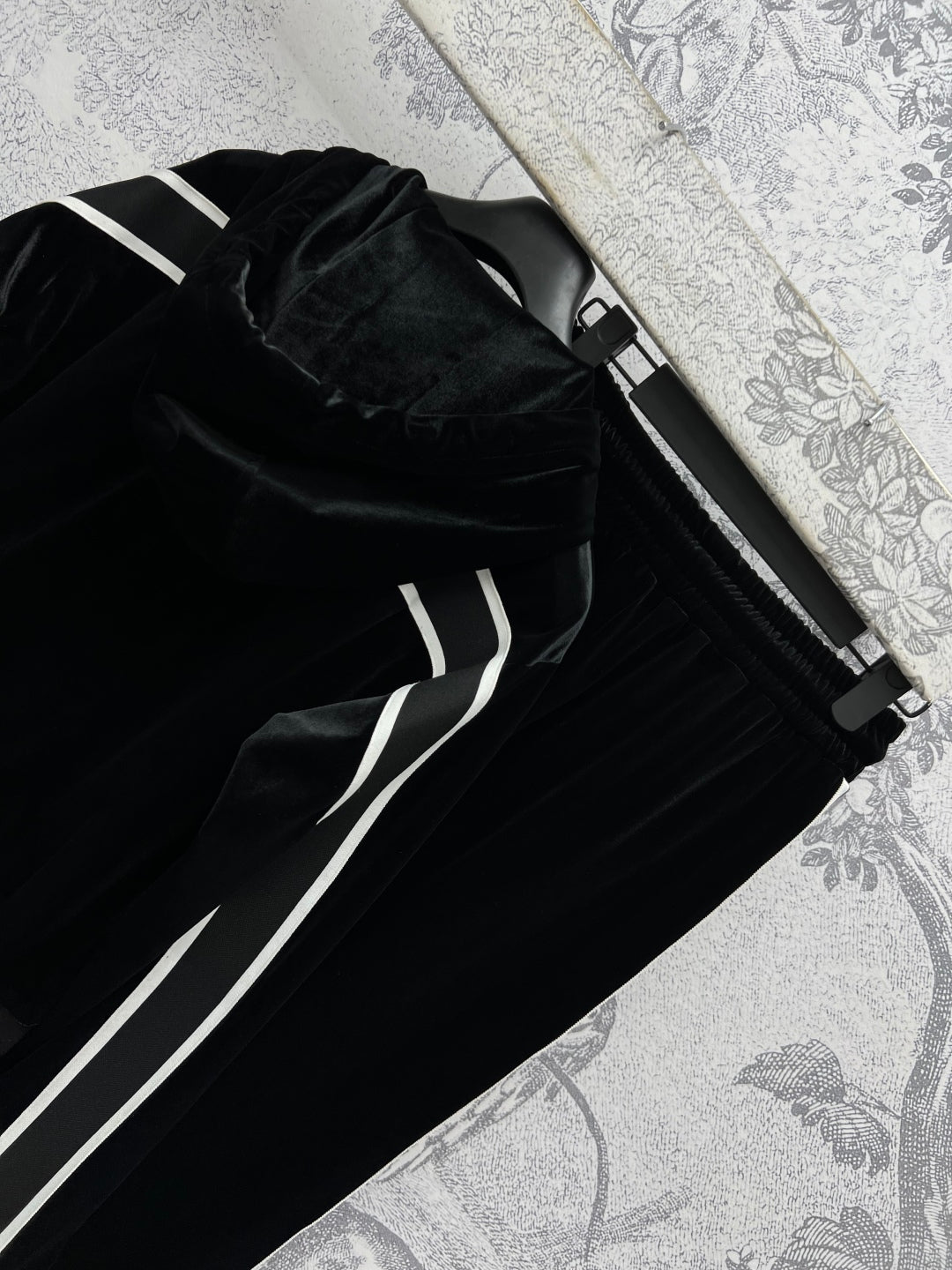 CD 25 Contrast Ribbon Suit Black velvet