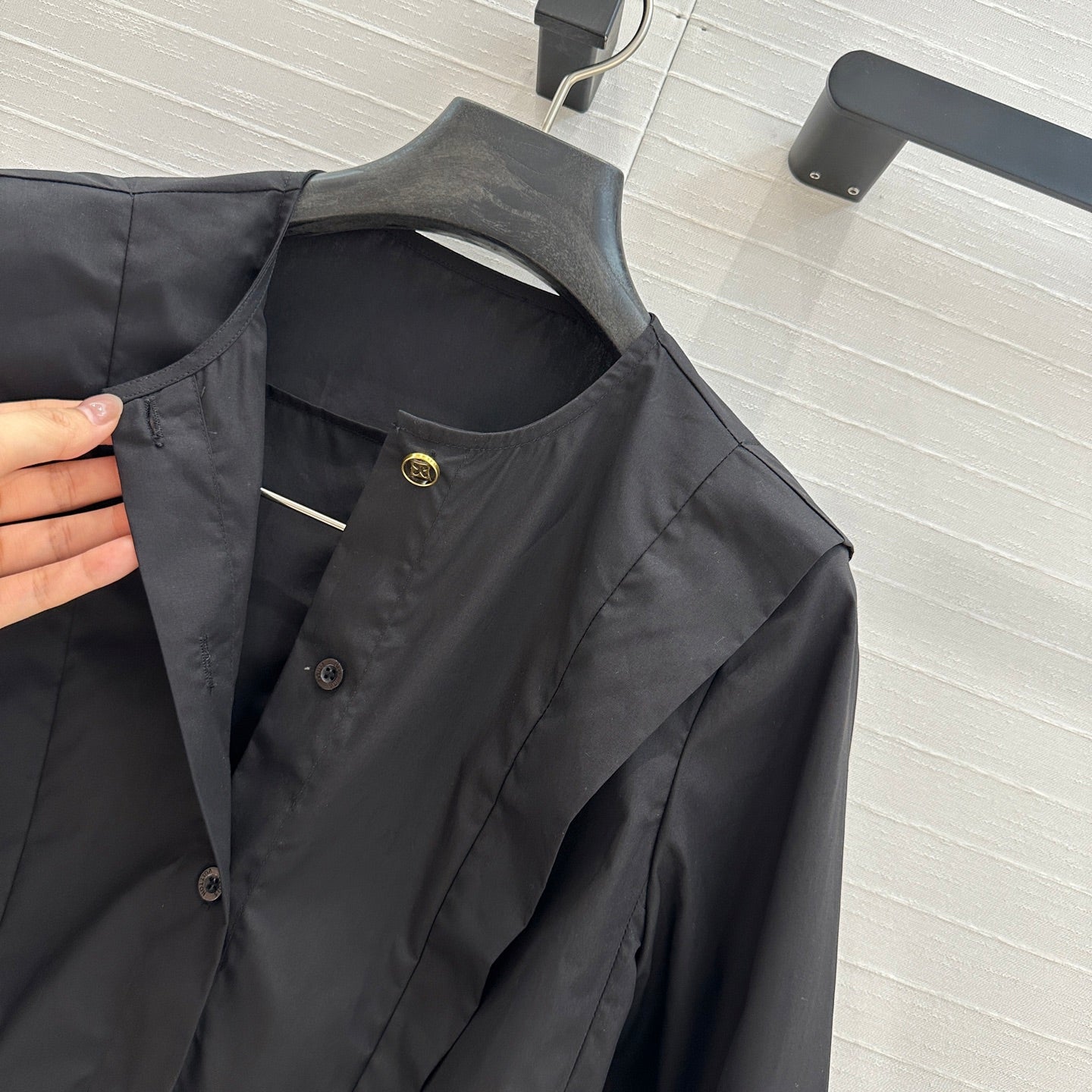 LV 25 Pleated Waist Round Neck Shirt Black Cotton