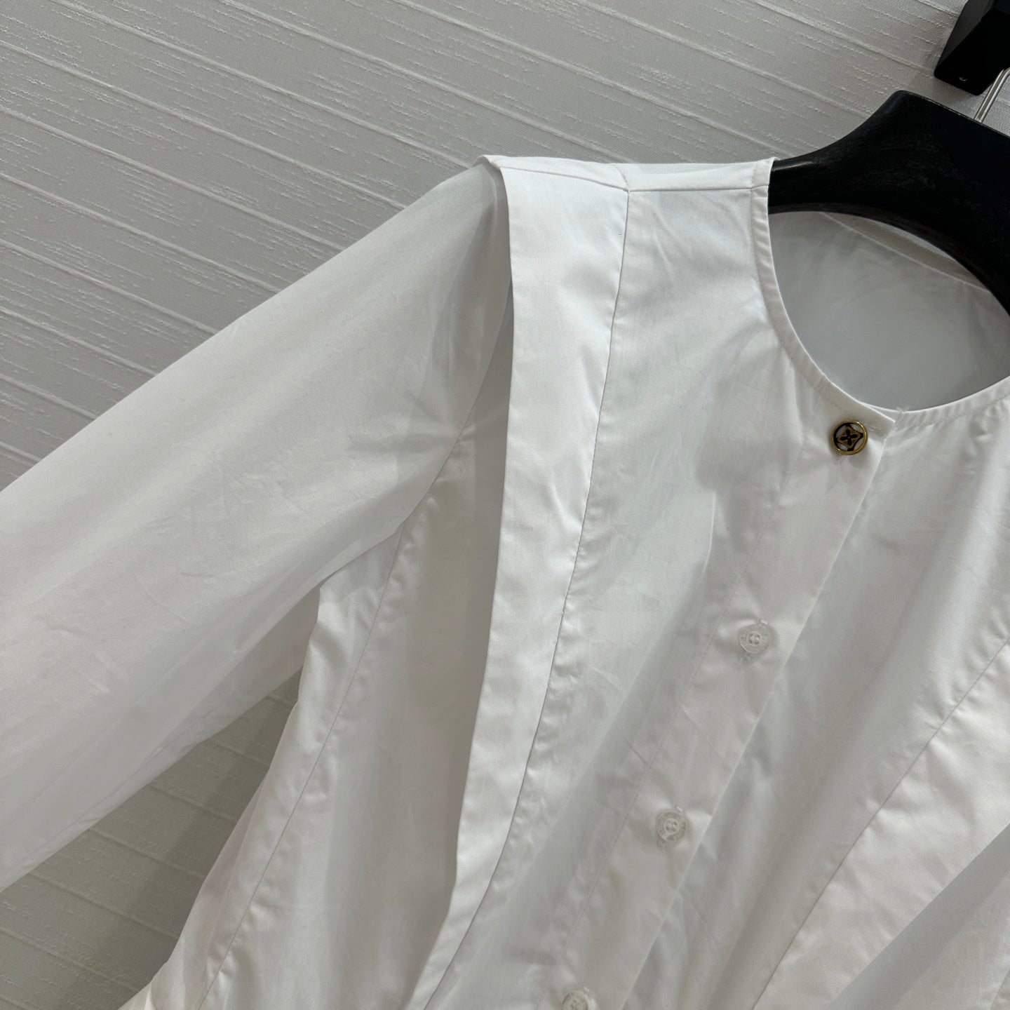 LV 25 Pleated Waist Round Neck Shirt White Cotton