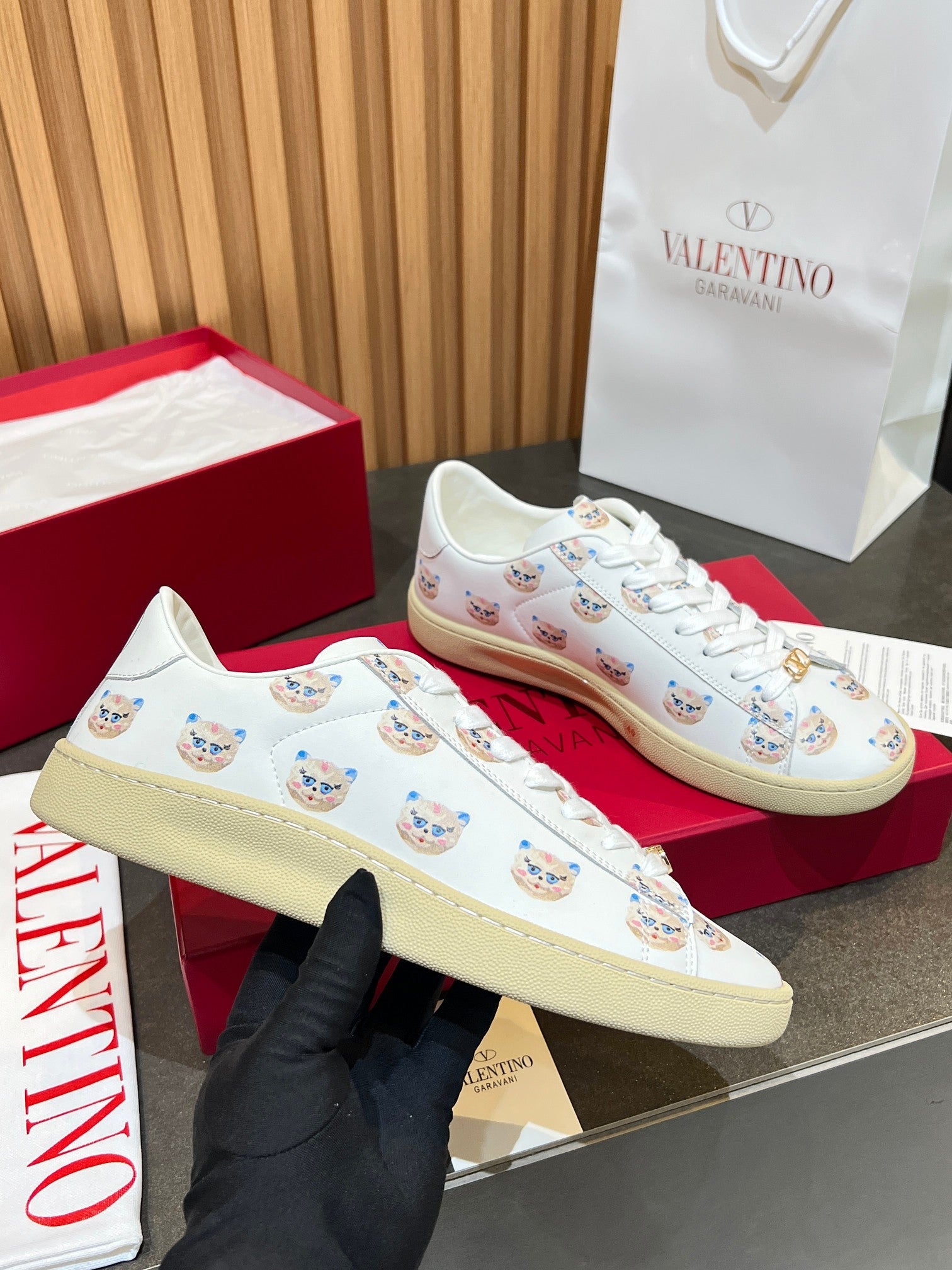 VT 25S  Casual Sneakers  White Beige Cowhide 563090