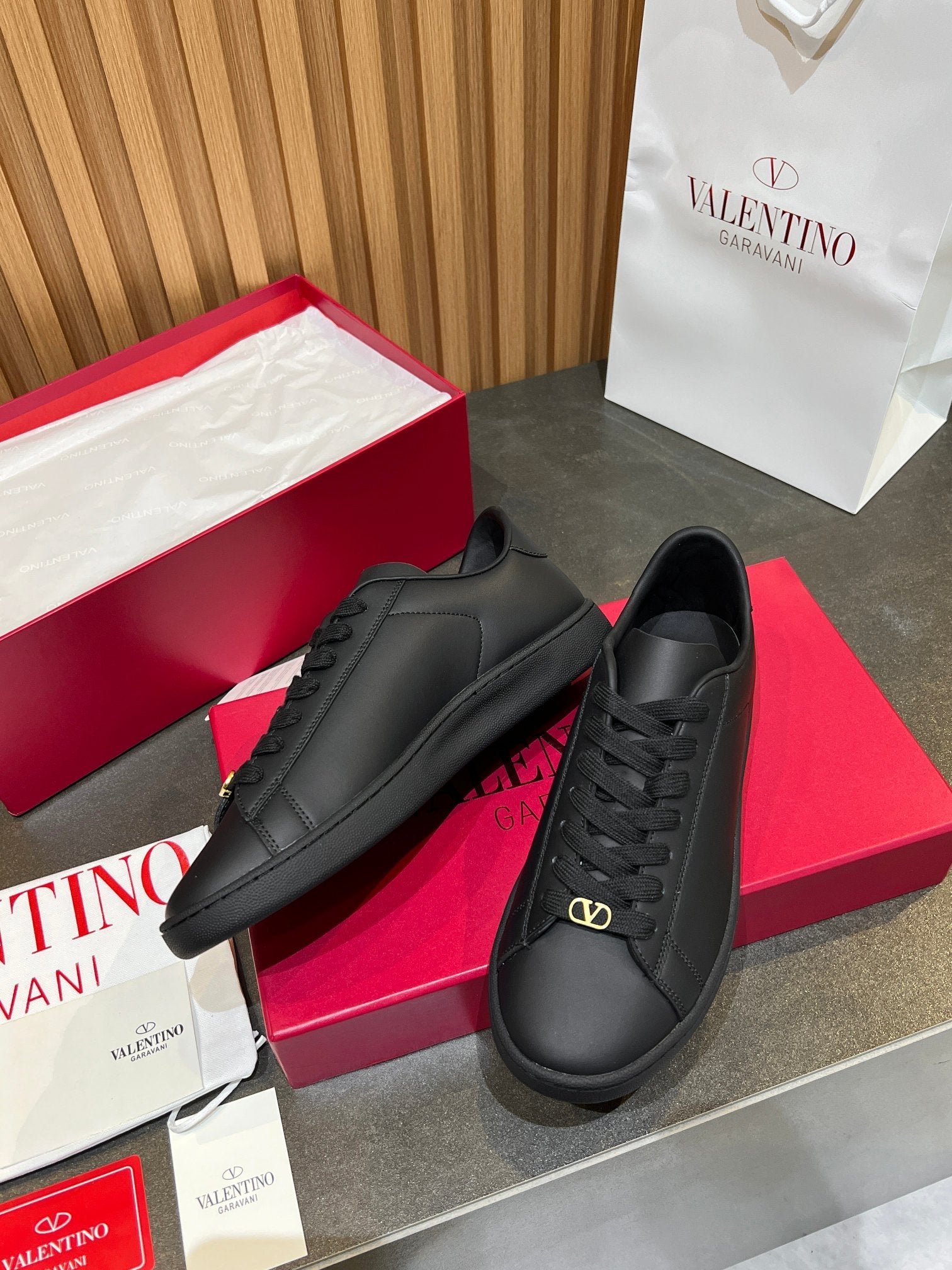 VT 25S  Casual Sneakers Black Cowhide 563092