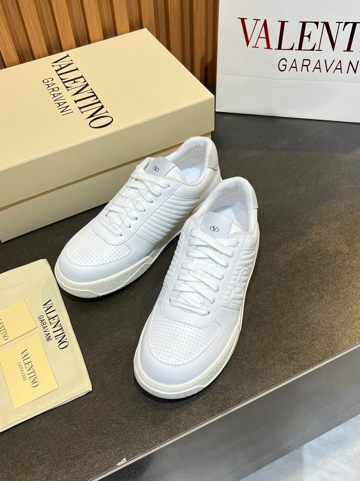 VT 25S Couple Sneakers White Calfskin Suede 563107