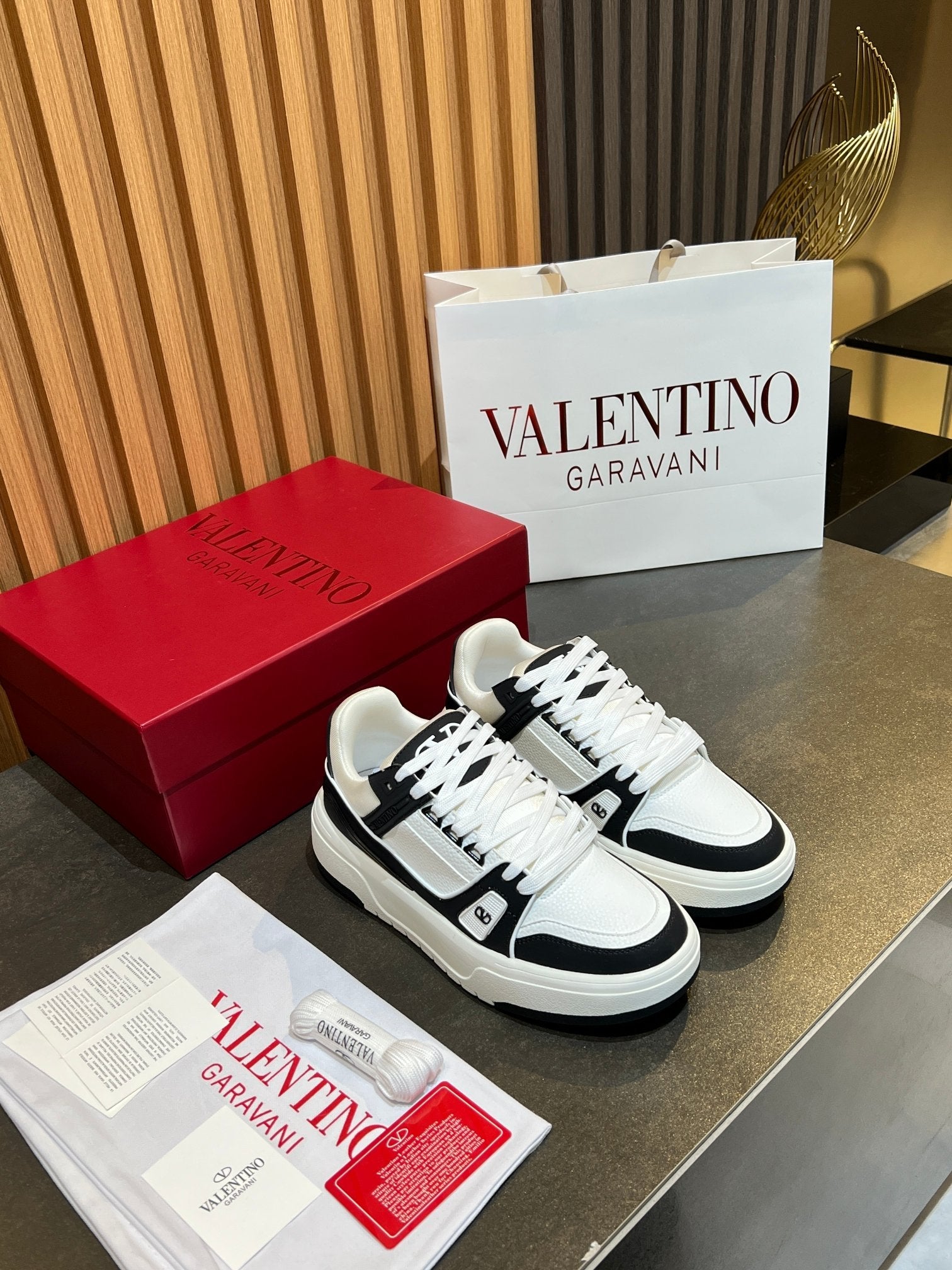 VT 25S Couple Sneakers White Black Calfskin 563116