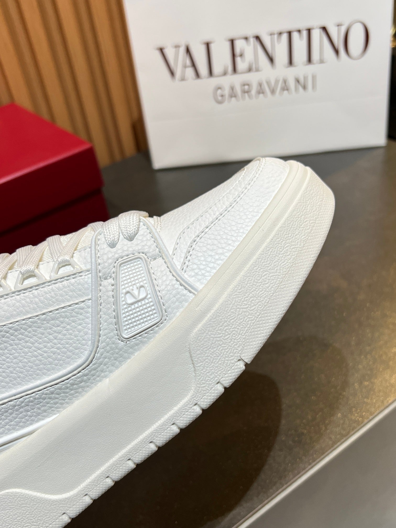 VT 25S Couple Sneakers White Calfskin 563117