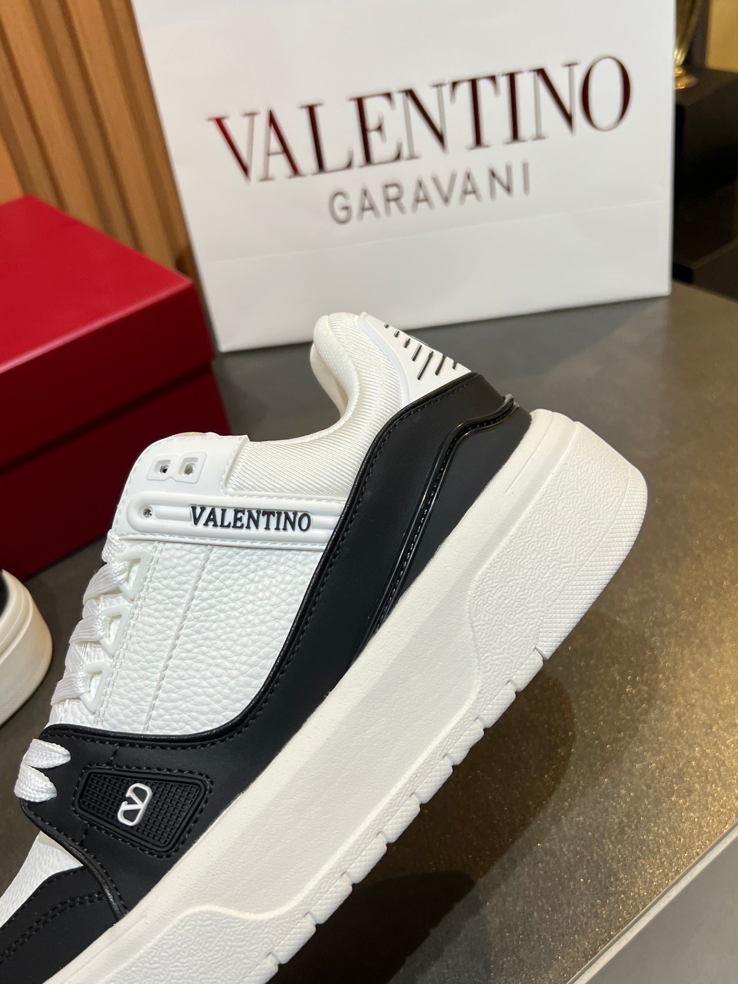 VT 25S Couple Sneakers Black White Calfskin 563120