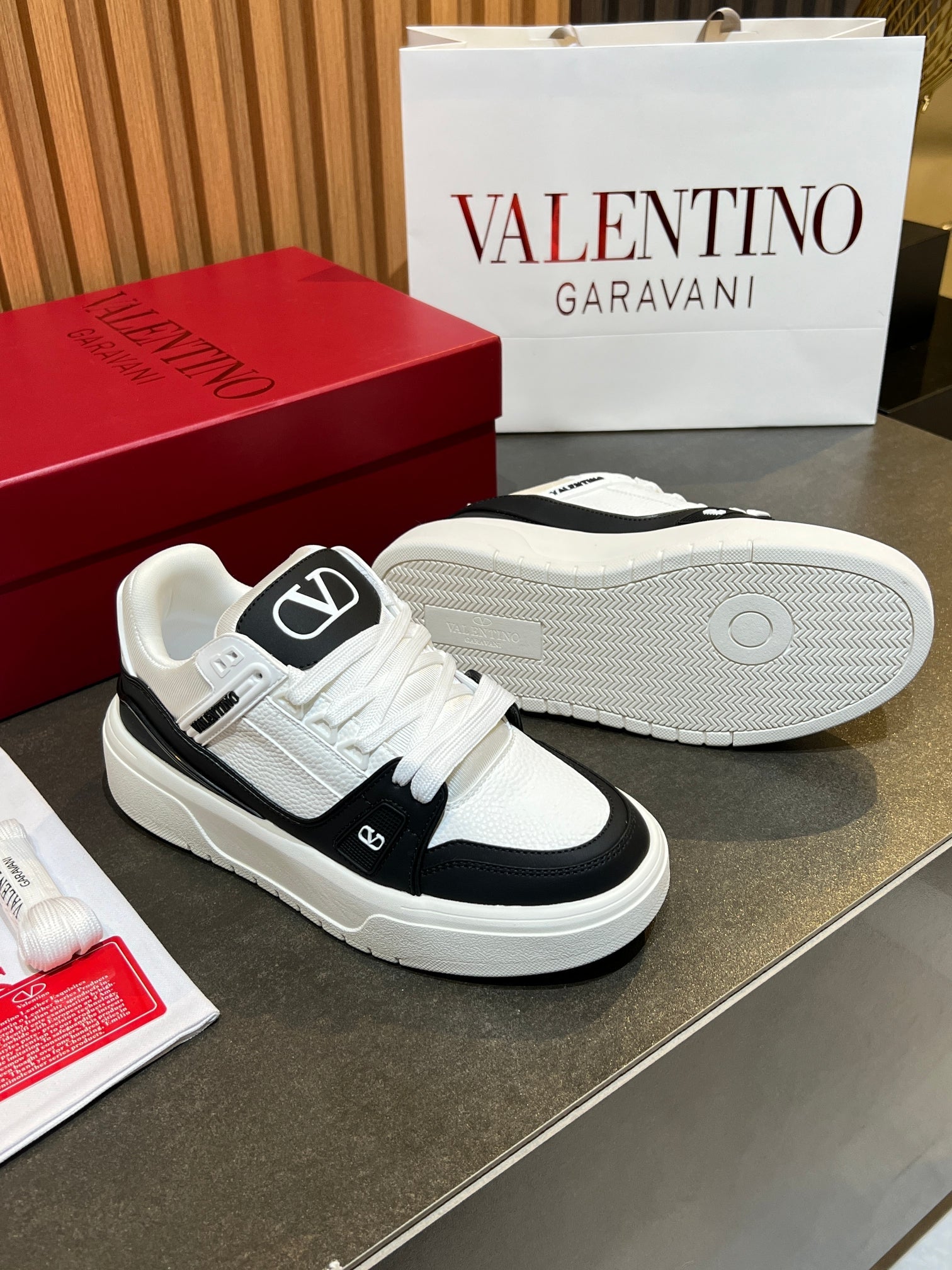 VT 25S Couple Sneakers Black White Calfskin 563120