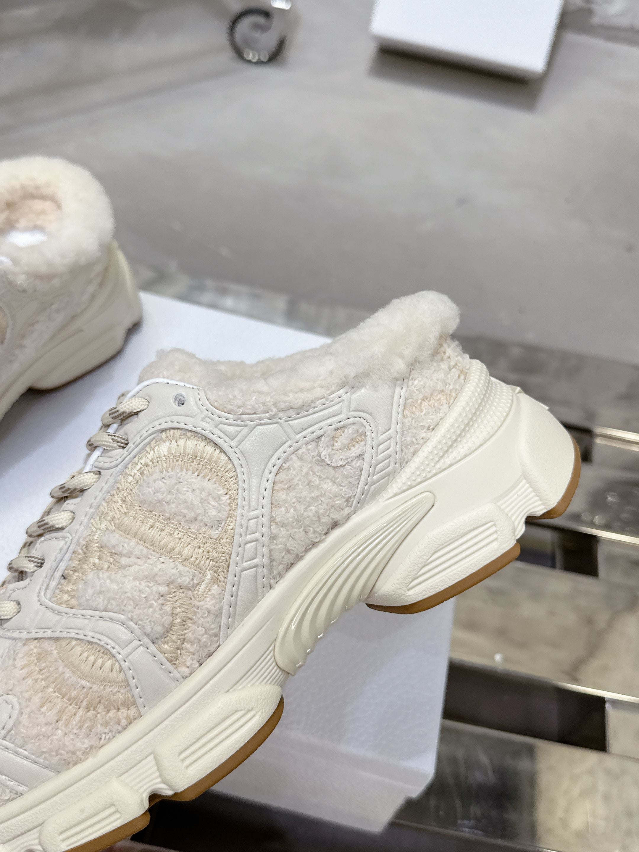 Dior 25 Chrono Sneakers Light Beige Fur Calfskin 530323