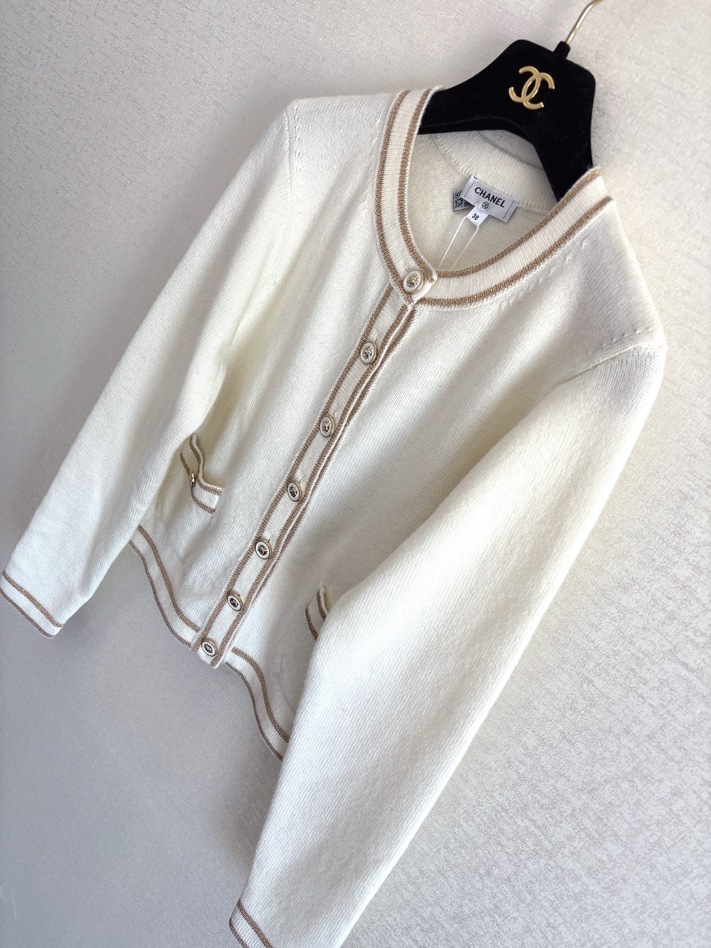 Chanel 2025 Crew Neck Long-sleeved Cardigan White Cashmere 329415