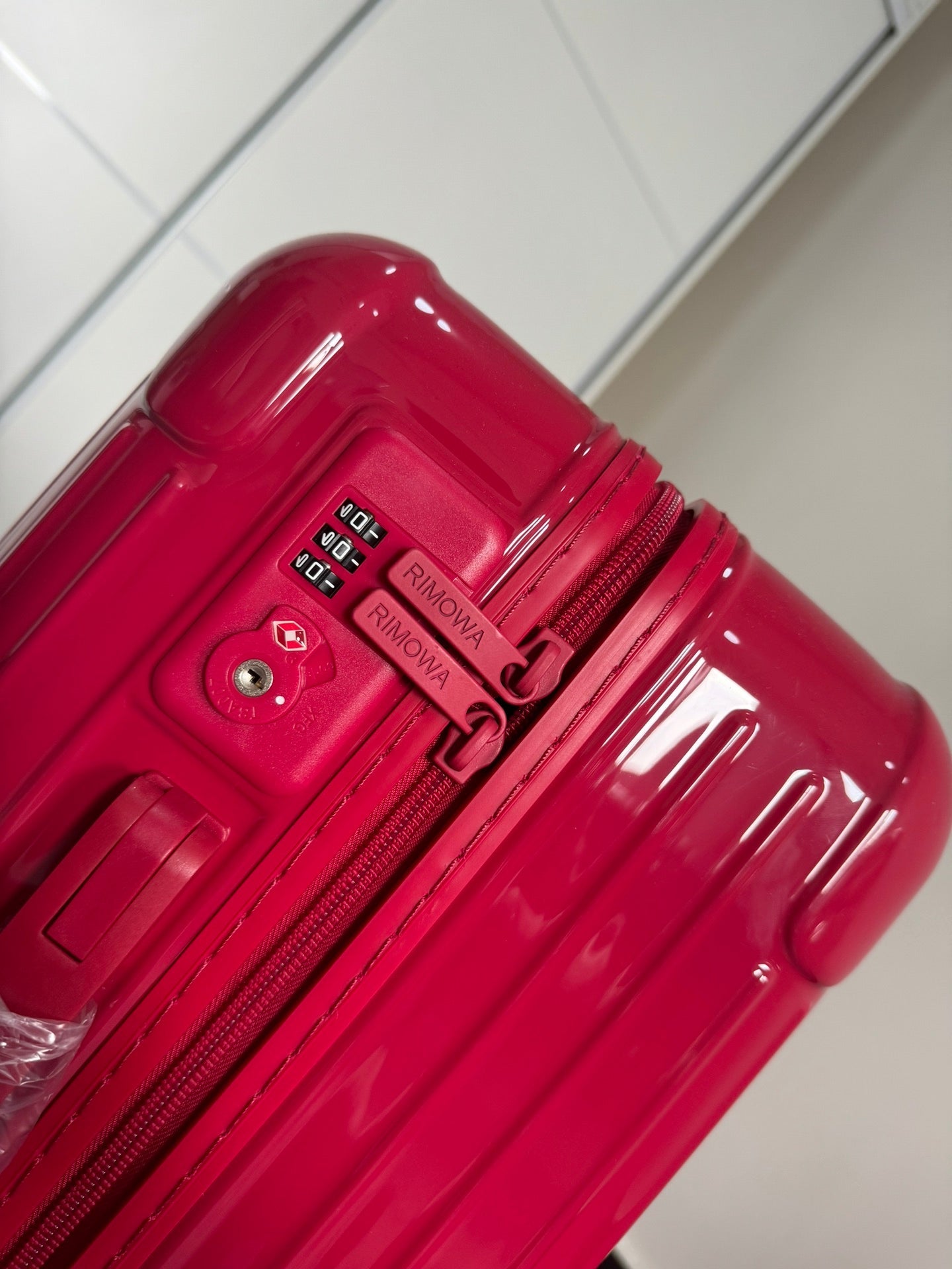 Rimowa 2025 Essential Suitcase Tree Rose Polycarbonate 274088