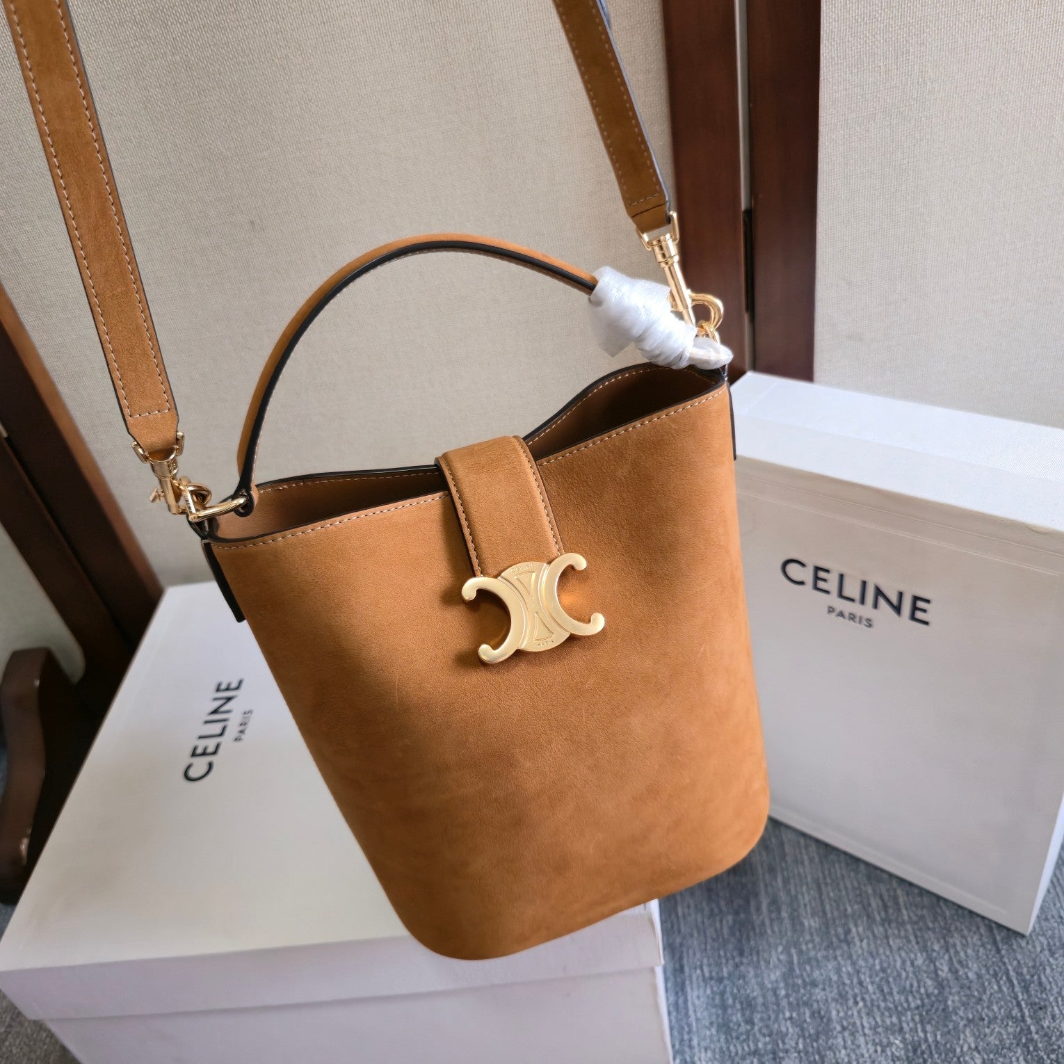 Celine 2025 Bucket Louise Bag 19cm Pecan Suede Calfskin 276314