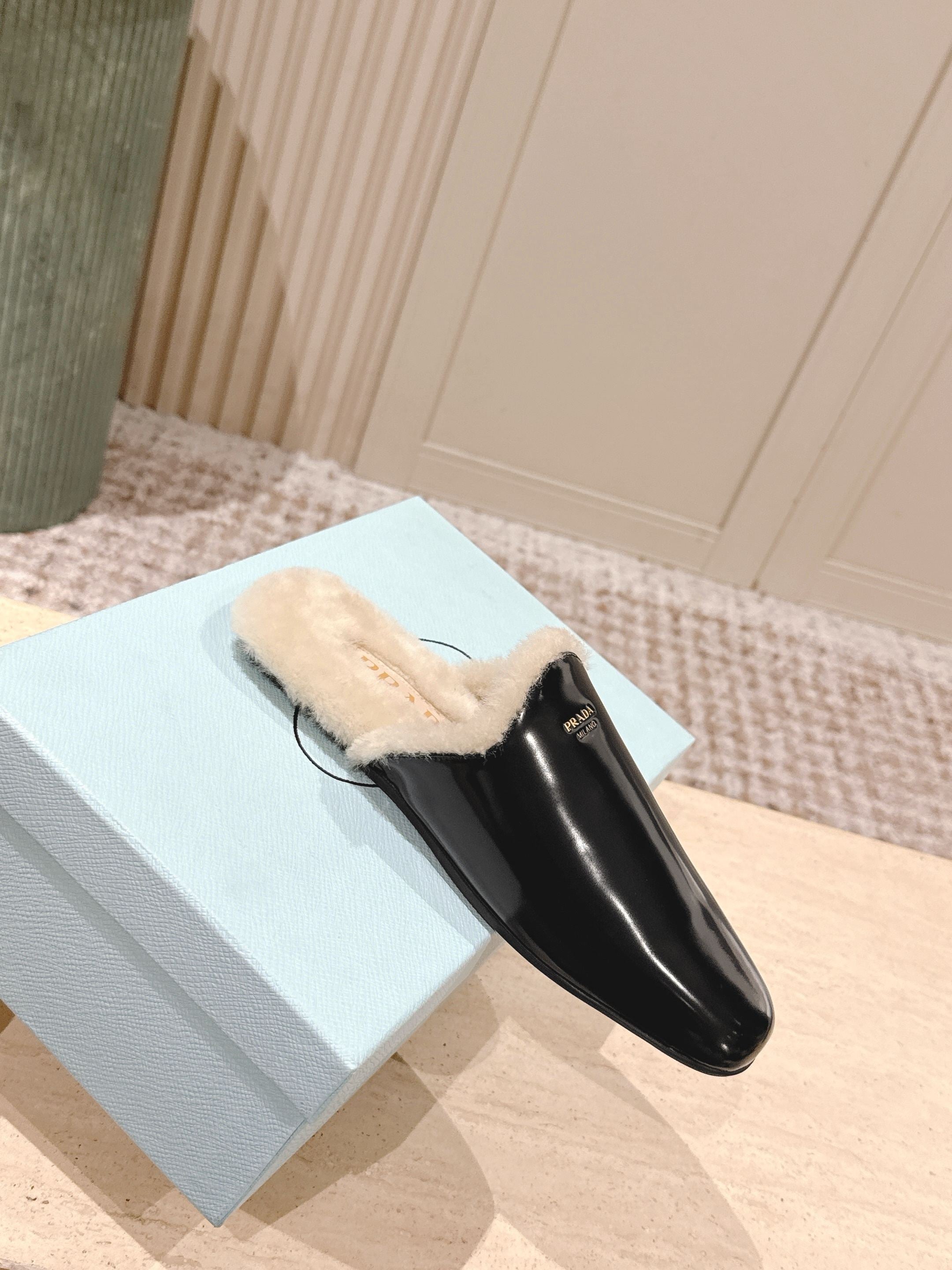 Pra 2025 Mule Black Beige Cowhide Wool 556281