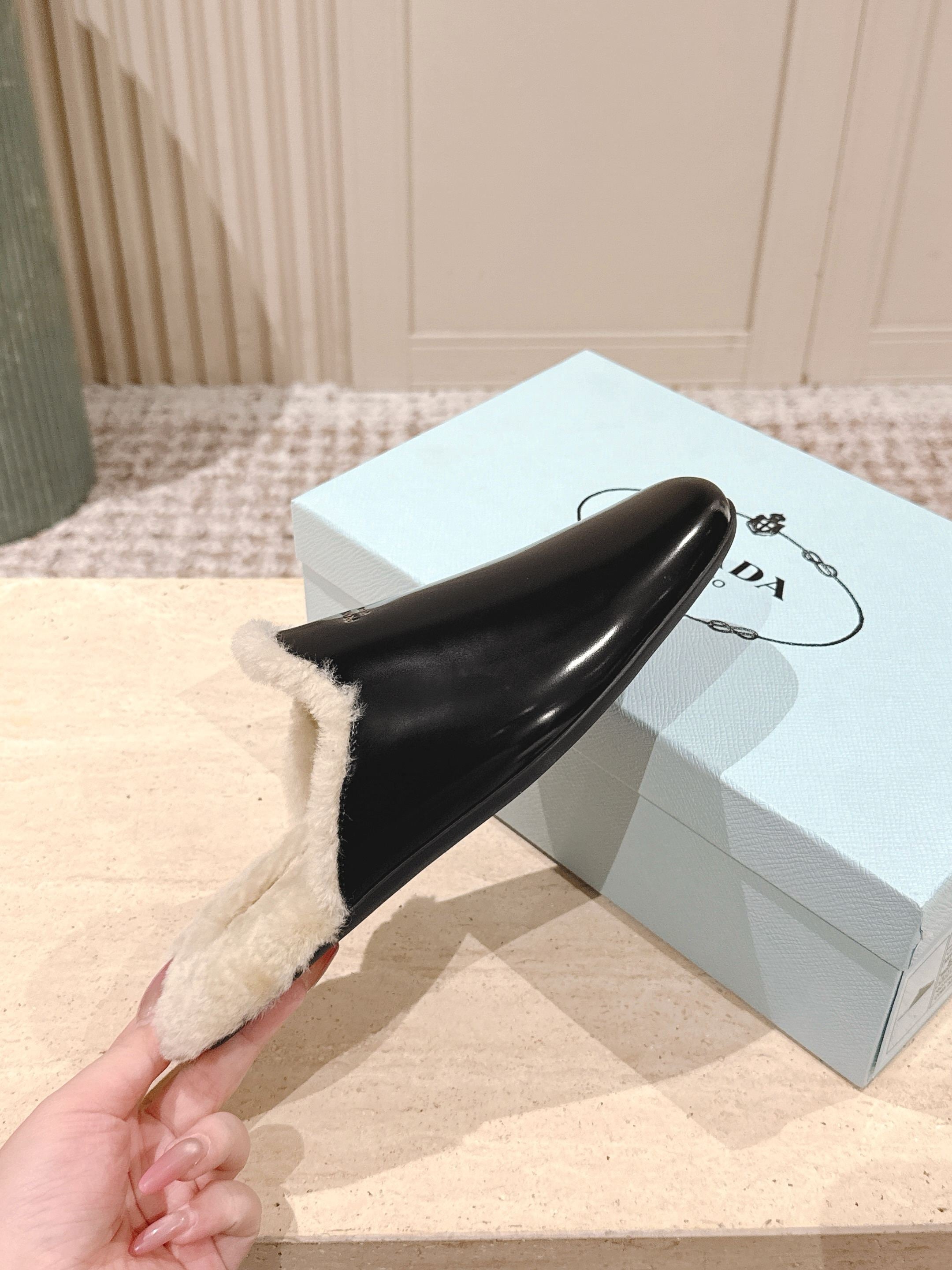 Pra 2025 Mule Black Beige Cowhide Wool 556281