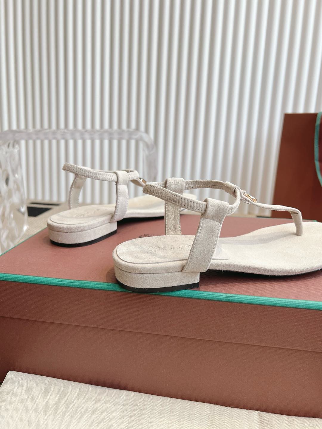 LP 25C Mindil Sandal White Suede 208094