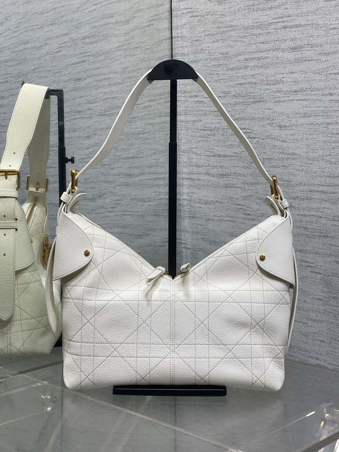 Dior 2025 Voyage Bag 28cm White Grained Calfskin 267763
