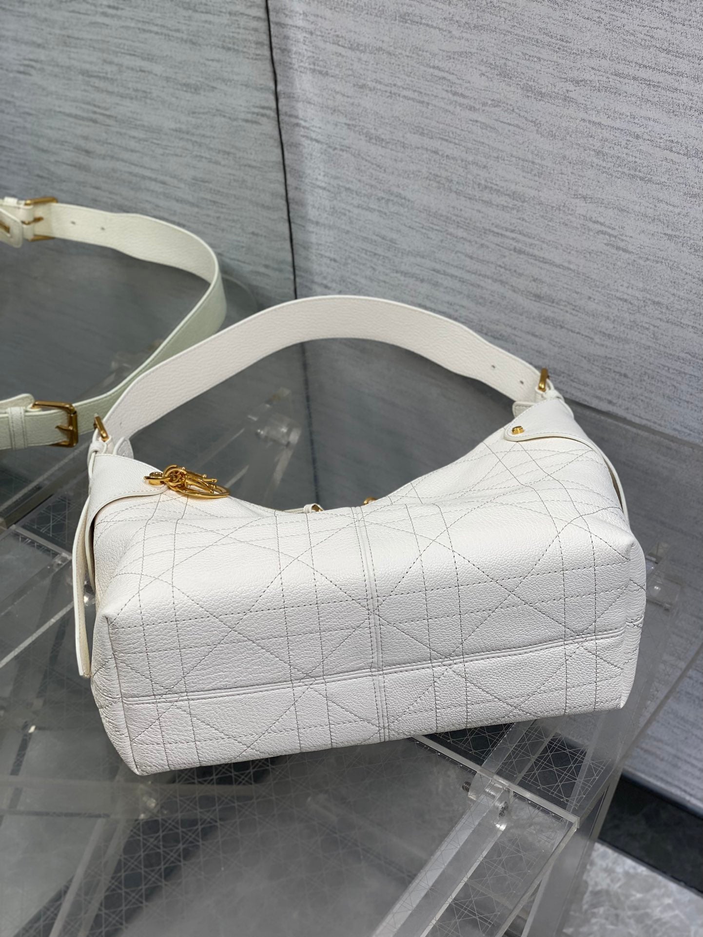 Dior 2025 Voyage Bag 28cm White Grained Calfskin 267763