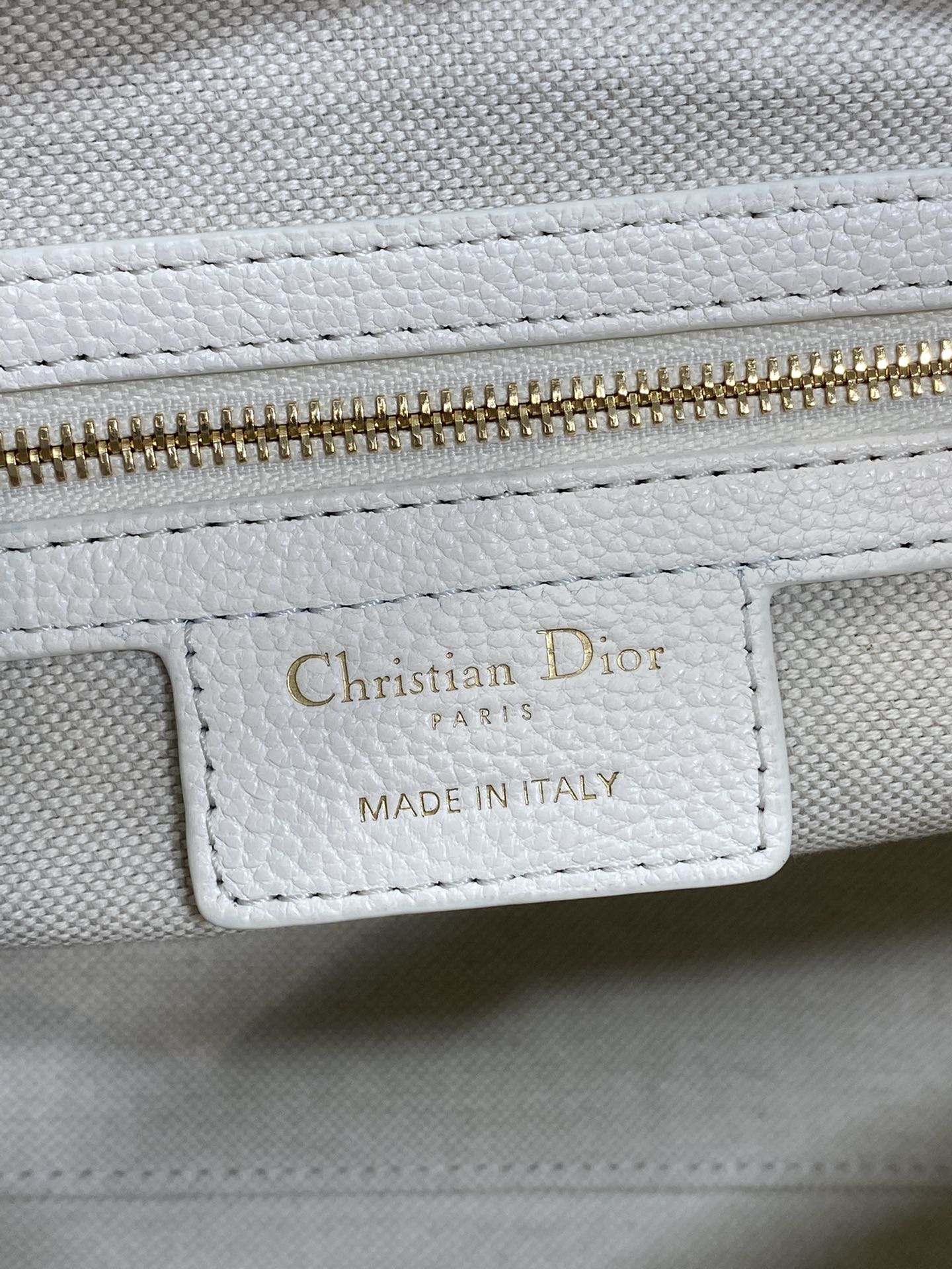 Dior 2025 Voyage Bag 28cm White Grained Calfskin 267763