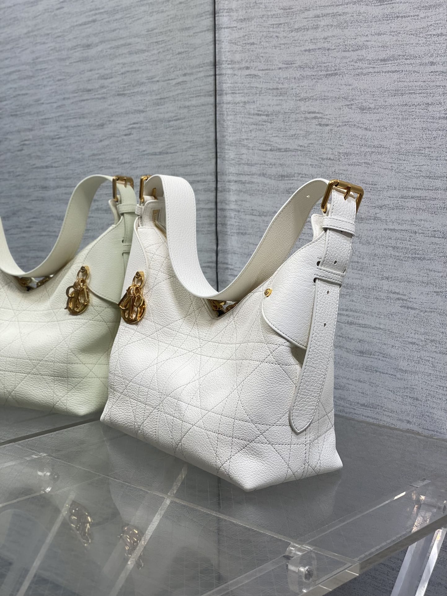 Dior 2025 Voyage Bag 28cm White Grained Calfskin 267763