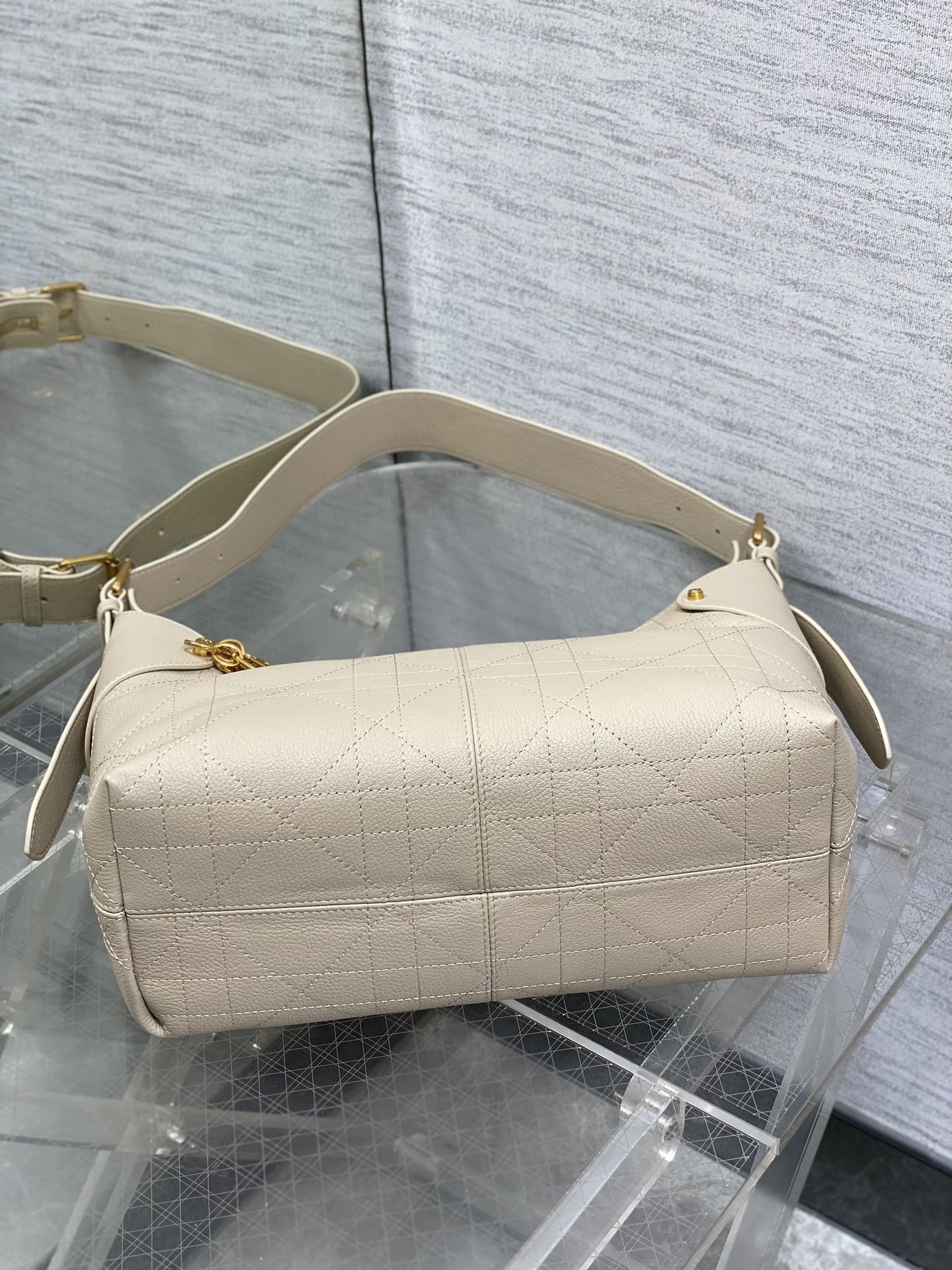 Dior 2025 Voyage Bag 28cm Powder Beige Grained Calfskin 267775