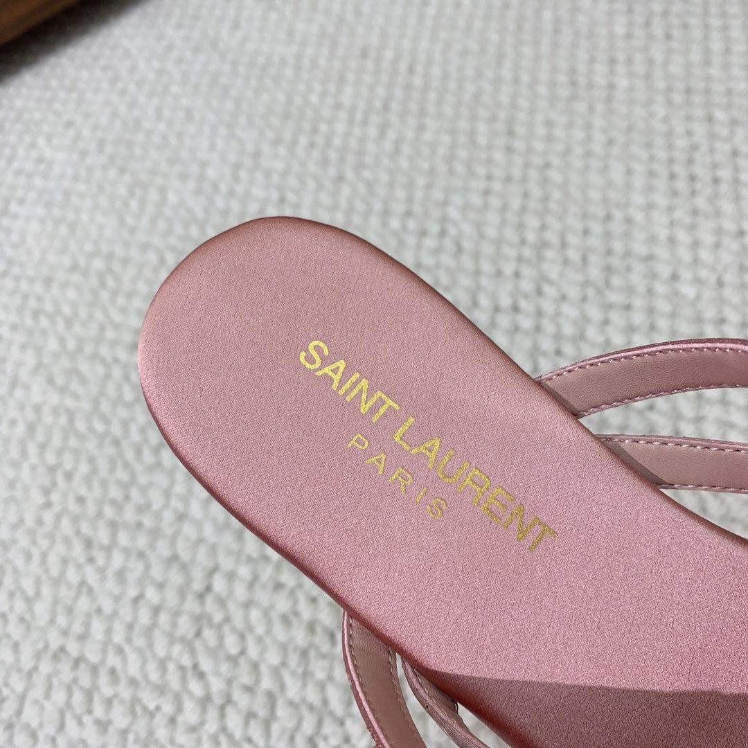 SL CRYSTAL BUCKLE THONG SANDAL LIGHT PINK SATIN