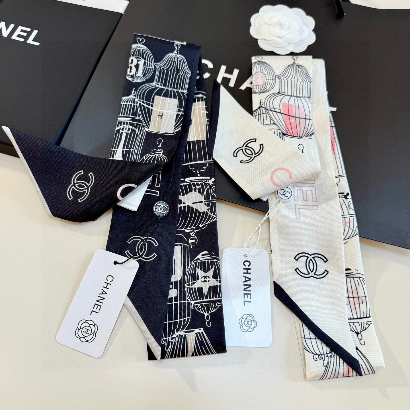 CC  Twilly Mini Scarf 120cm White Mulberry Silk 929777