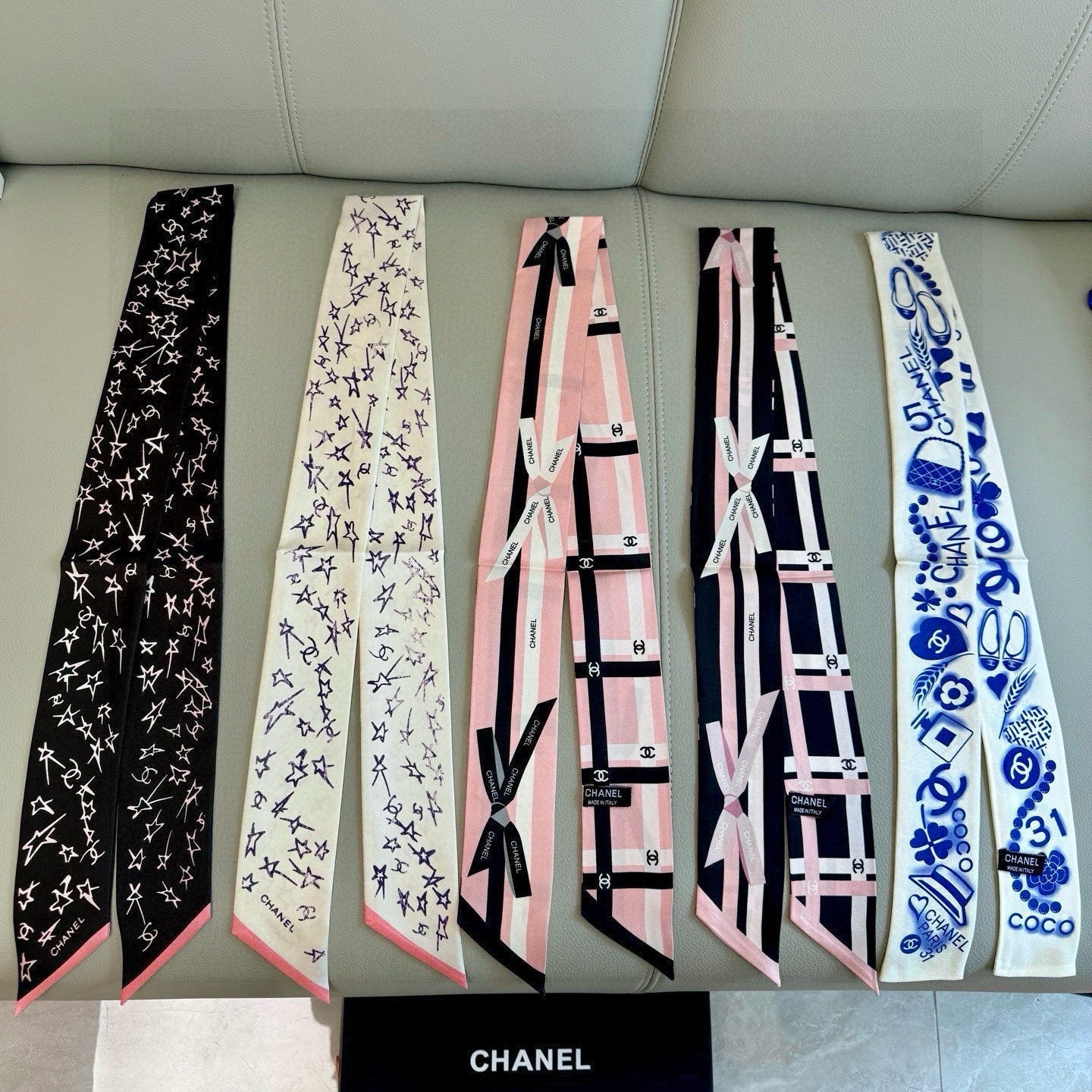 CC  Twilly Mini Star 120cm Black White Mulberry Silk 941929