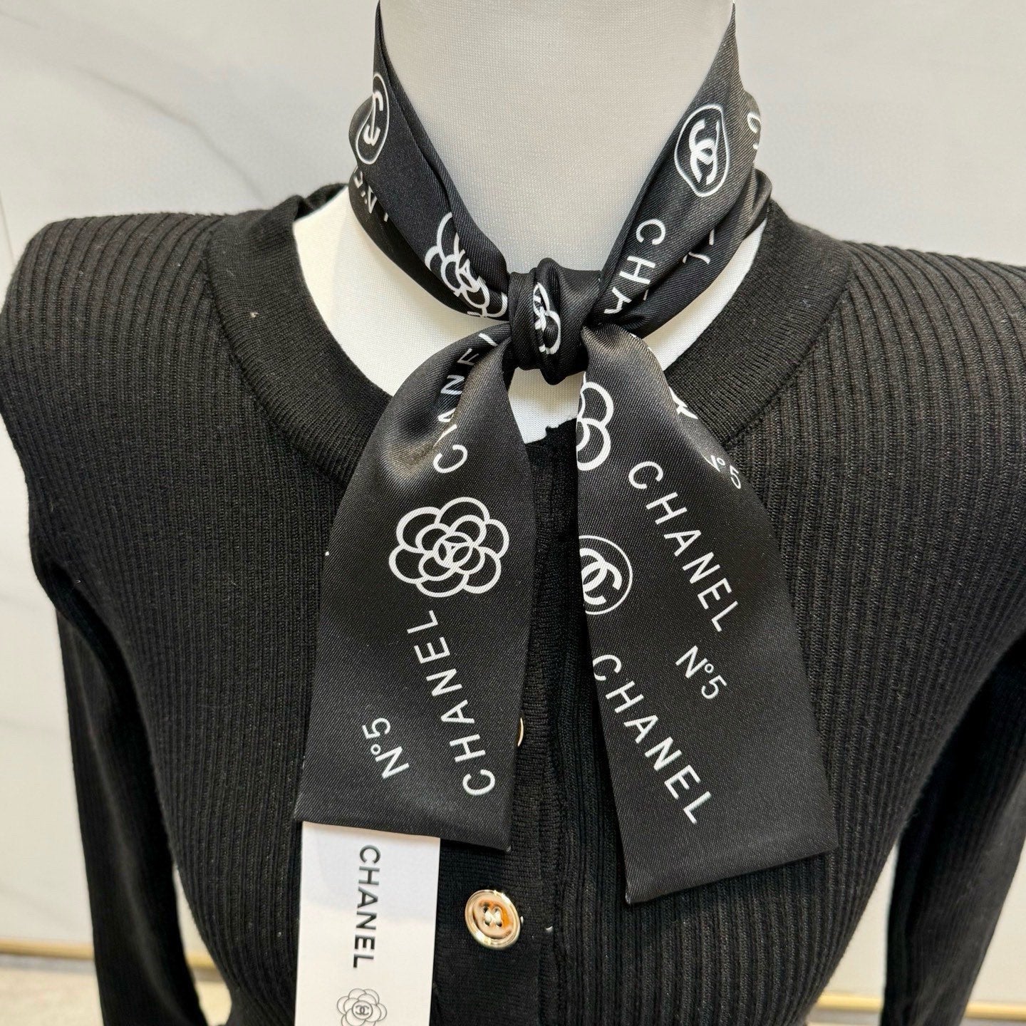 CC  Twilly Mini Star 120cm Black Mulberry Silk 943395