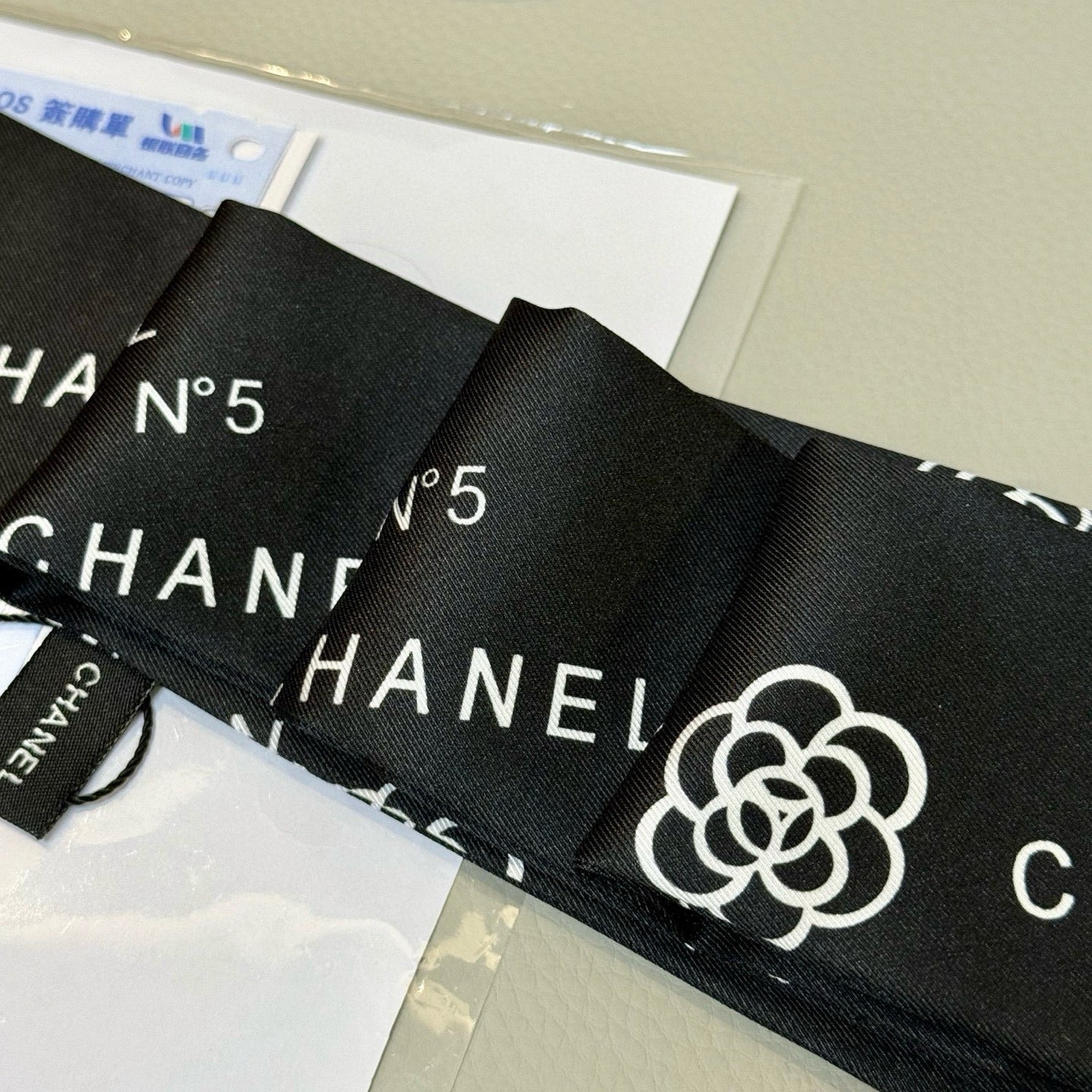 CC  Twilly Mini Star 120cm Black Mulberry Silk 943395