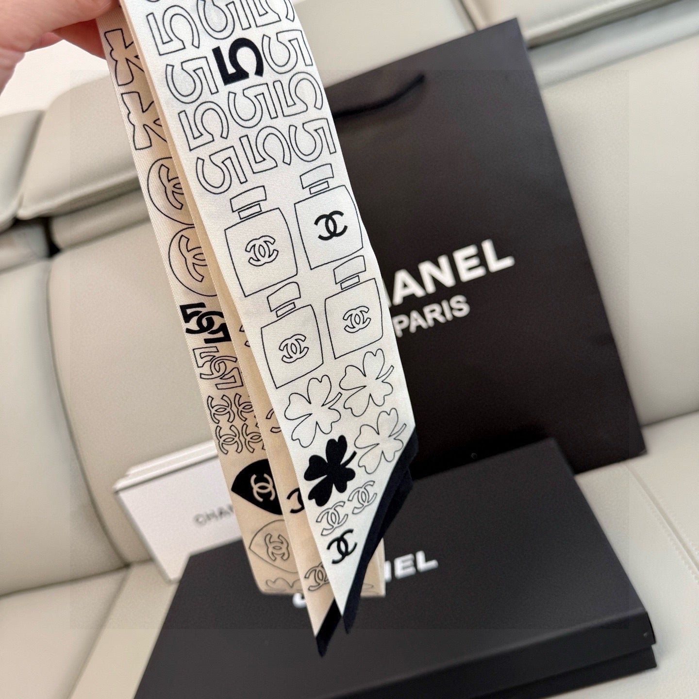 CC  Twilly Mini Scarf 120cm White Mulberry Silk 968851