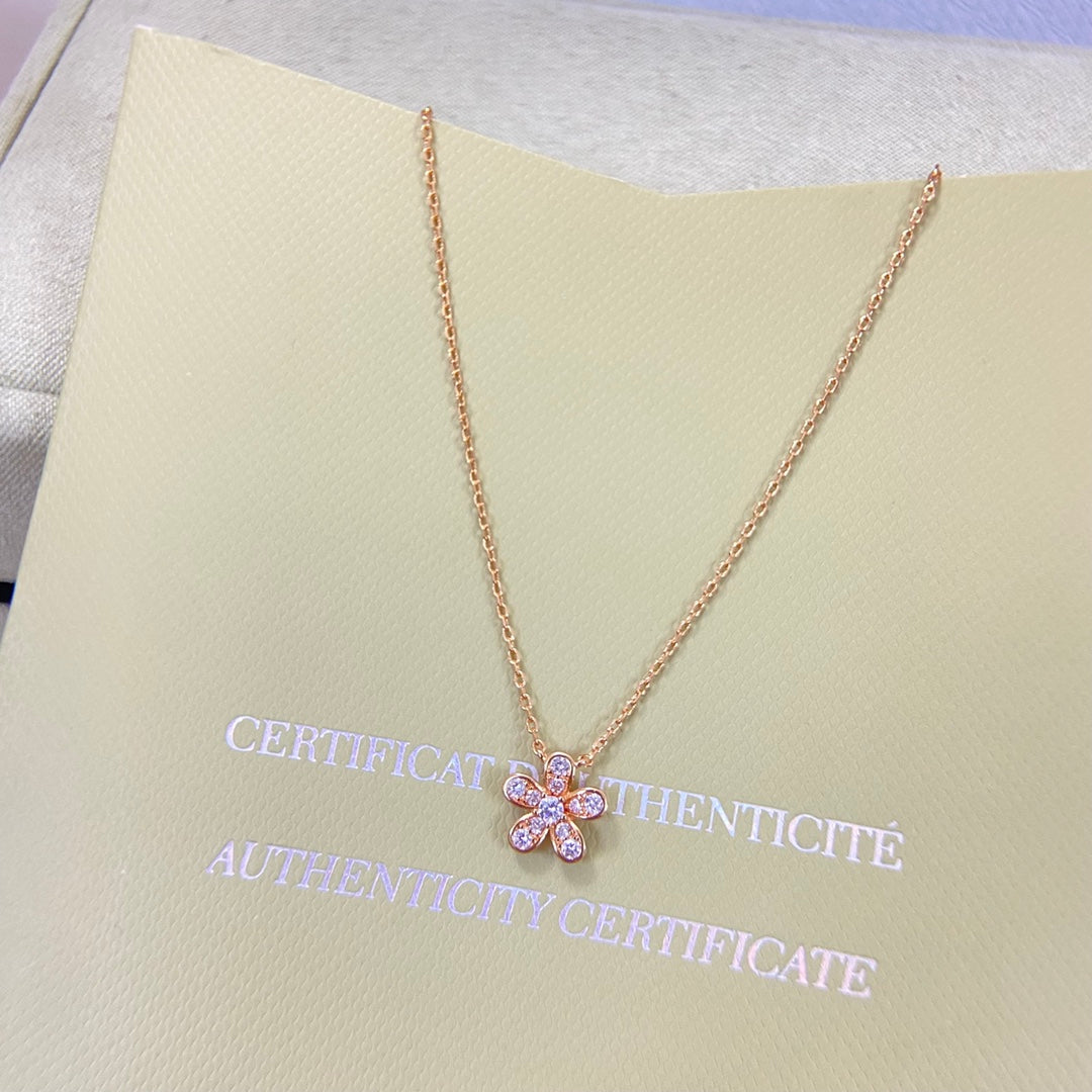 VCA Flower 1 Motifs Diamond Necklace