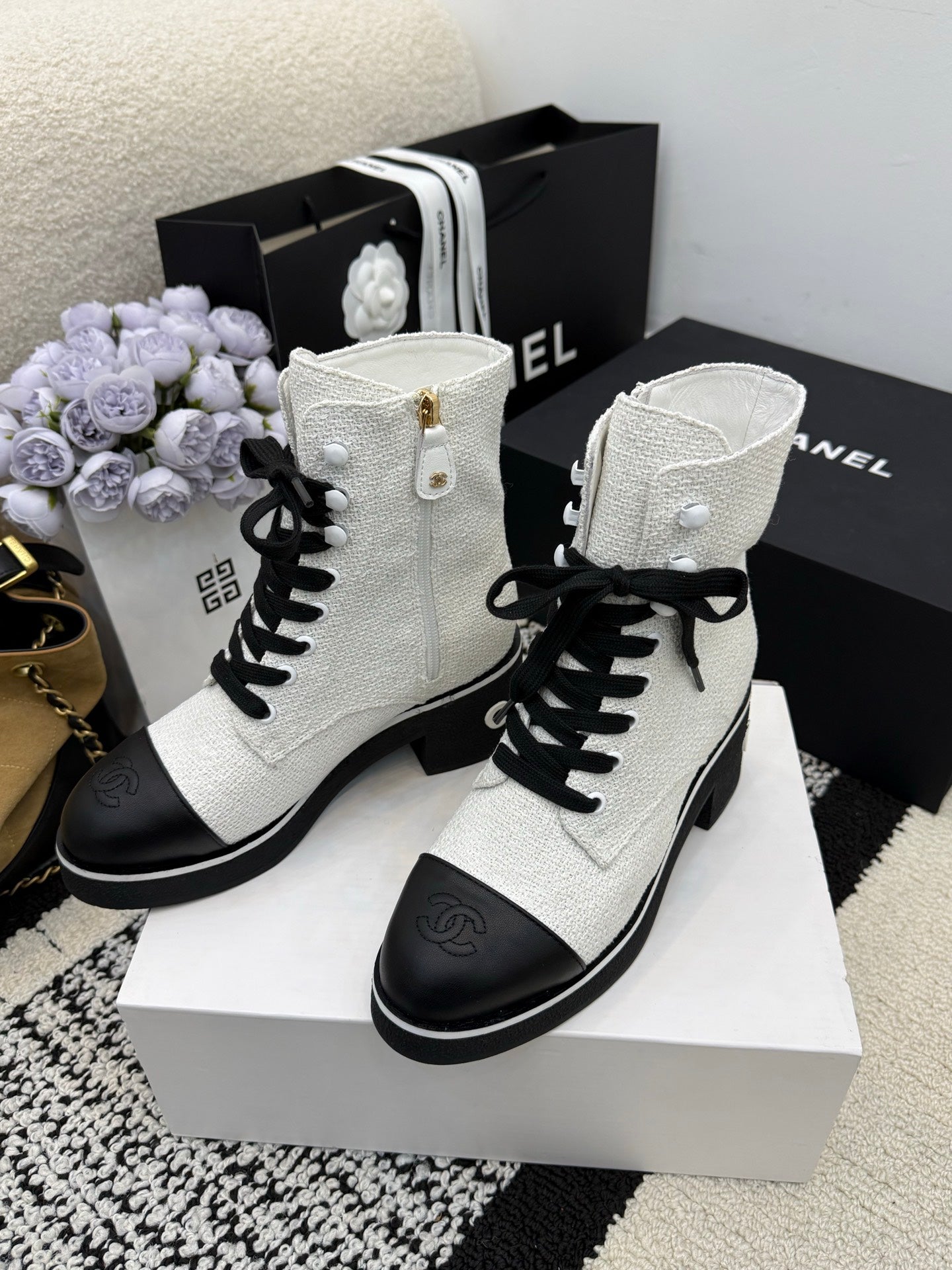 CC 26 Combat Boot White Black Tweed Leather 588800