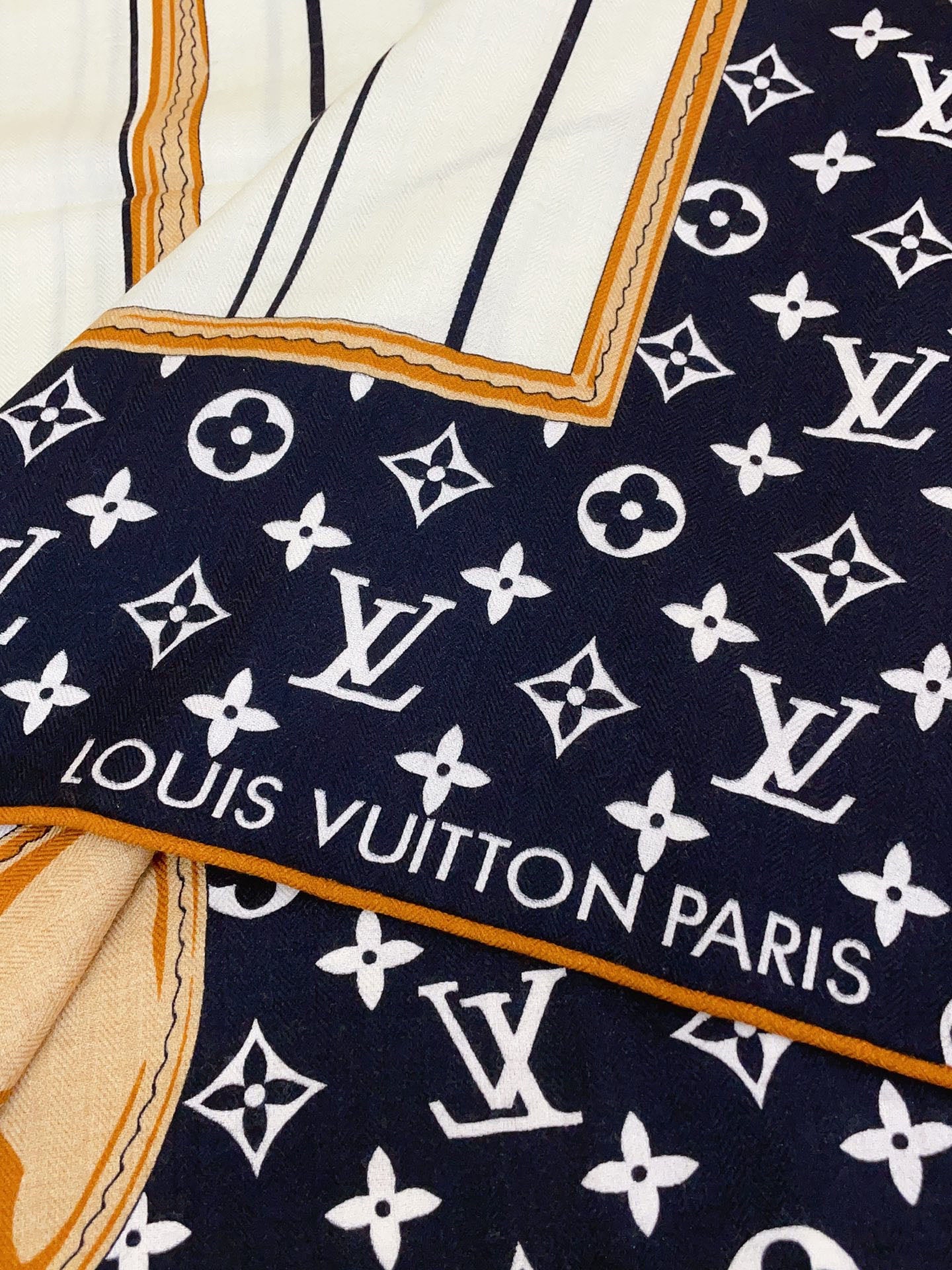 LV Double-sided Scarf 140cm Black White Cashmere 971049