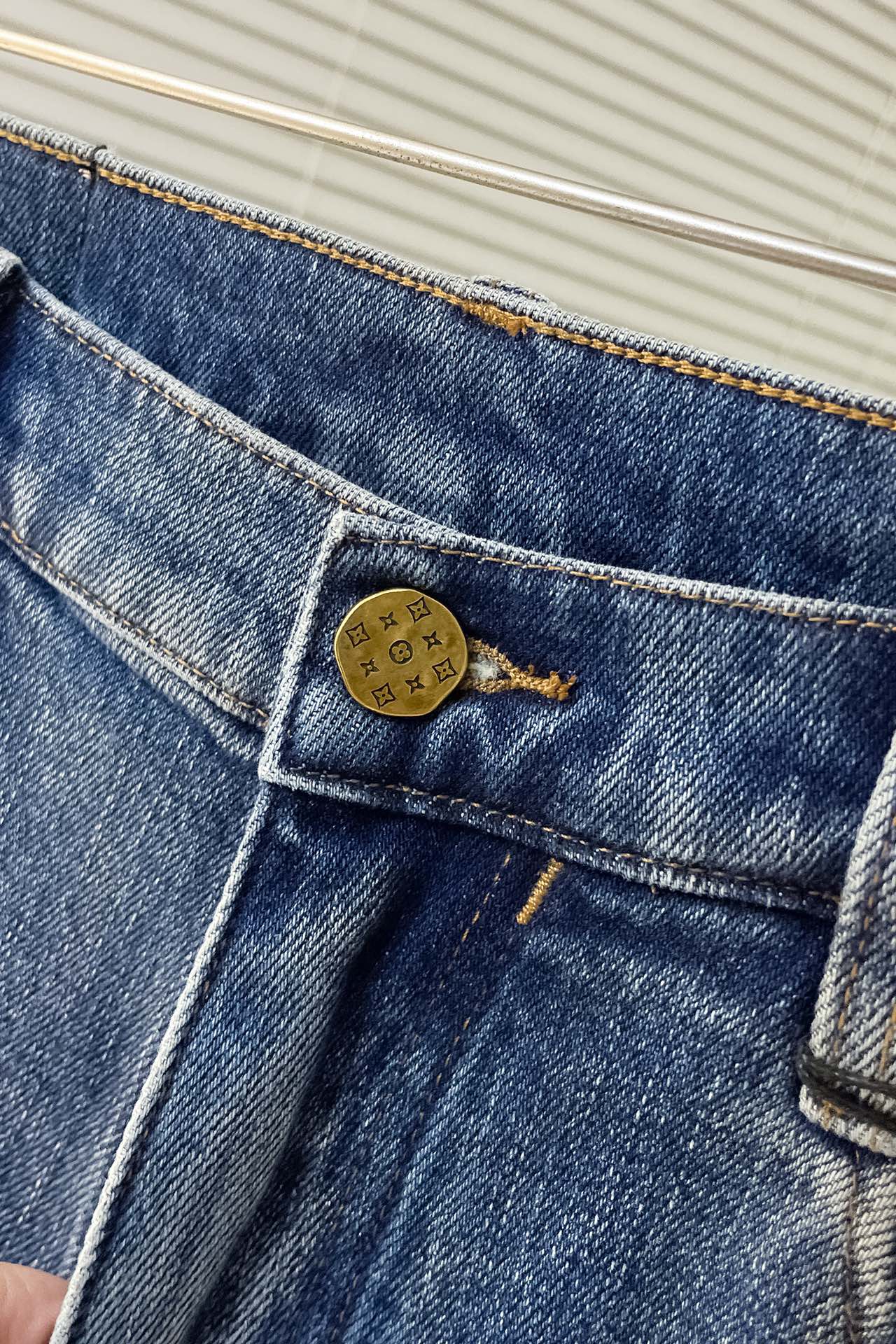 LV JEAN LIGHT BLUE DENIM 239603