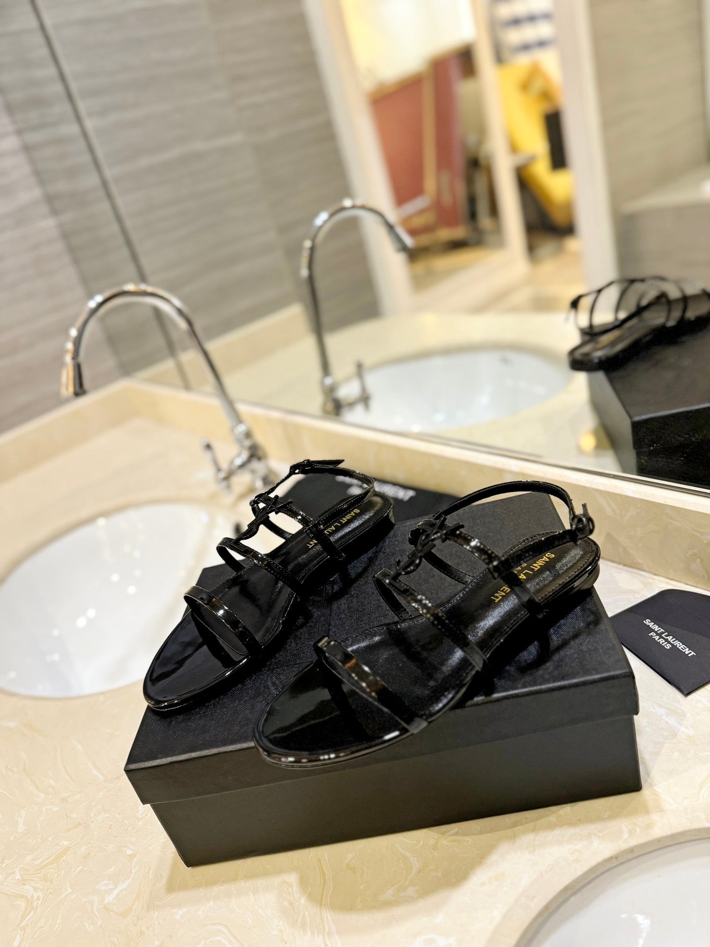 SL LOGO FLAT SANDALS BLACK POLISHED CALFSKIN