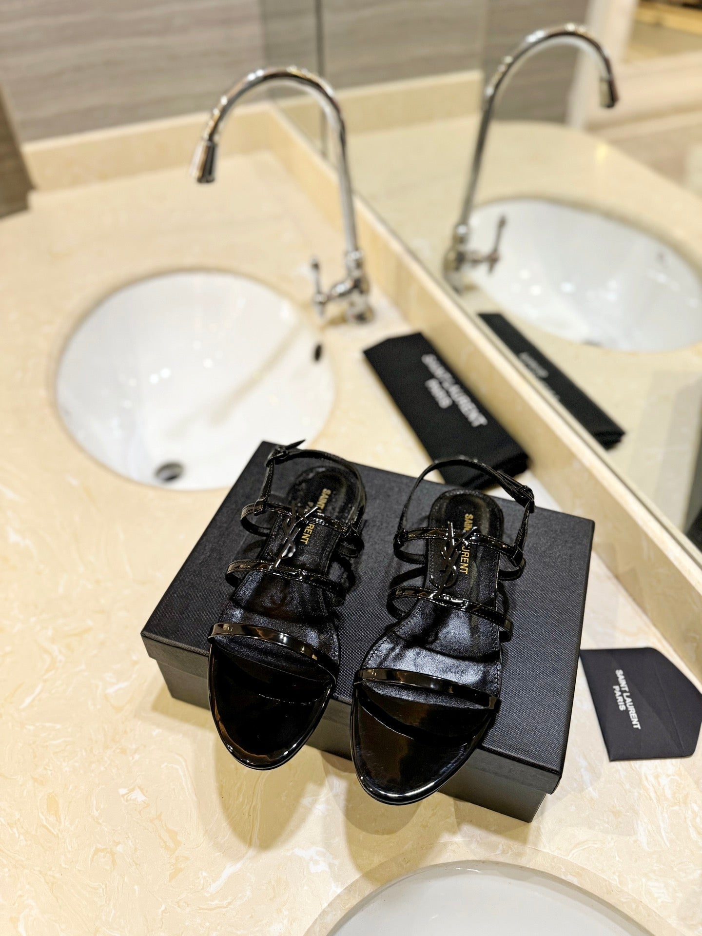 SL LOGO FLAT SANDALS BLACK POLISHED CALFSKIN