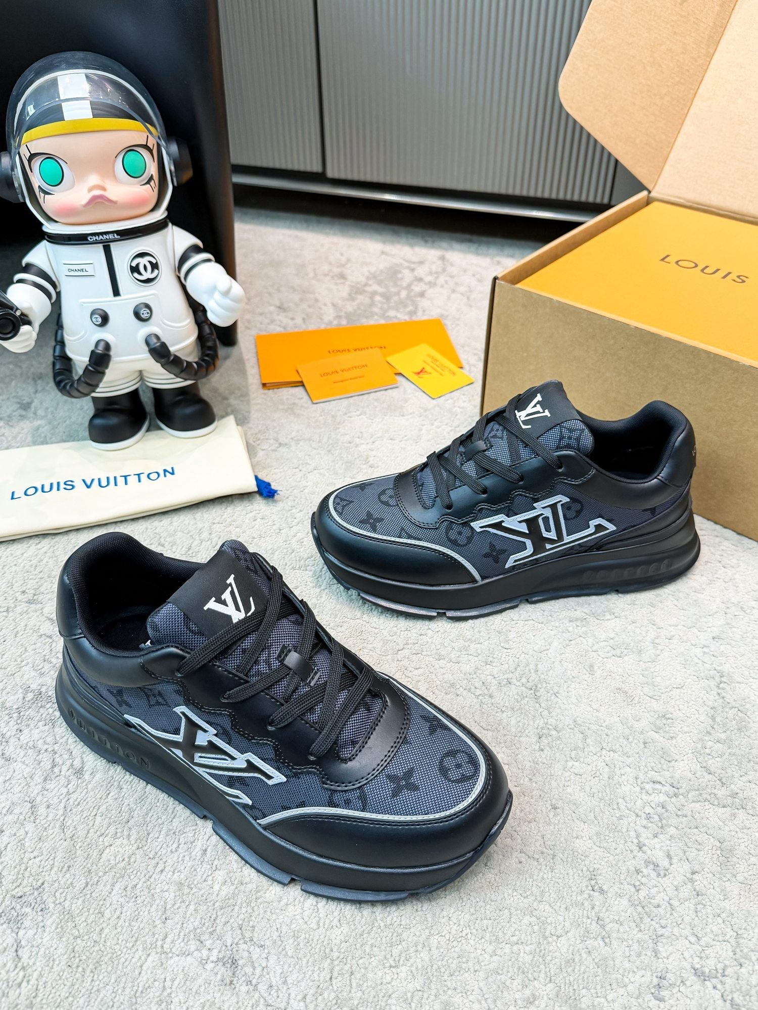 LV 26ss Classic Sneaker Black Monogram Mesh Calfskin 625423