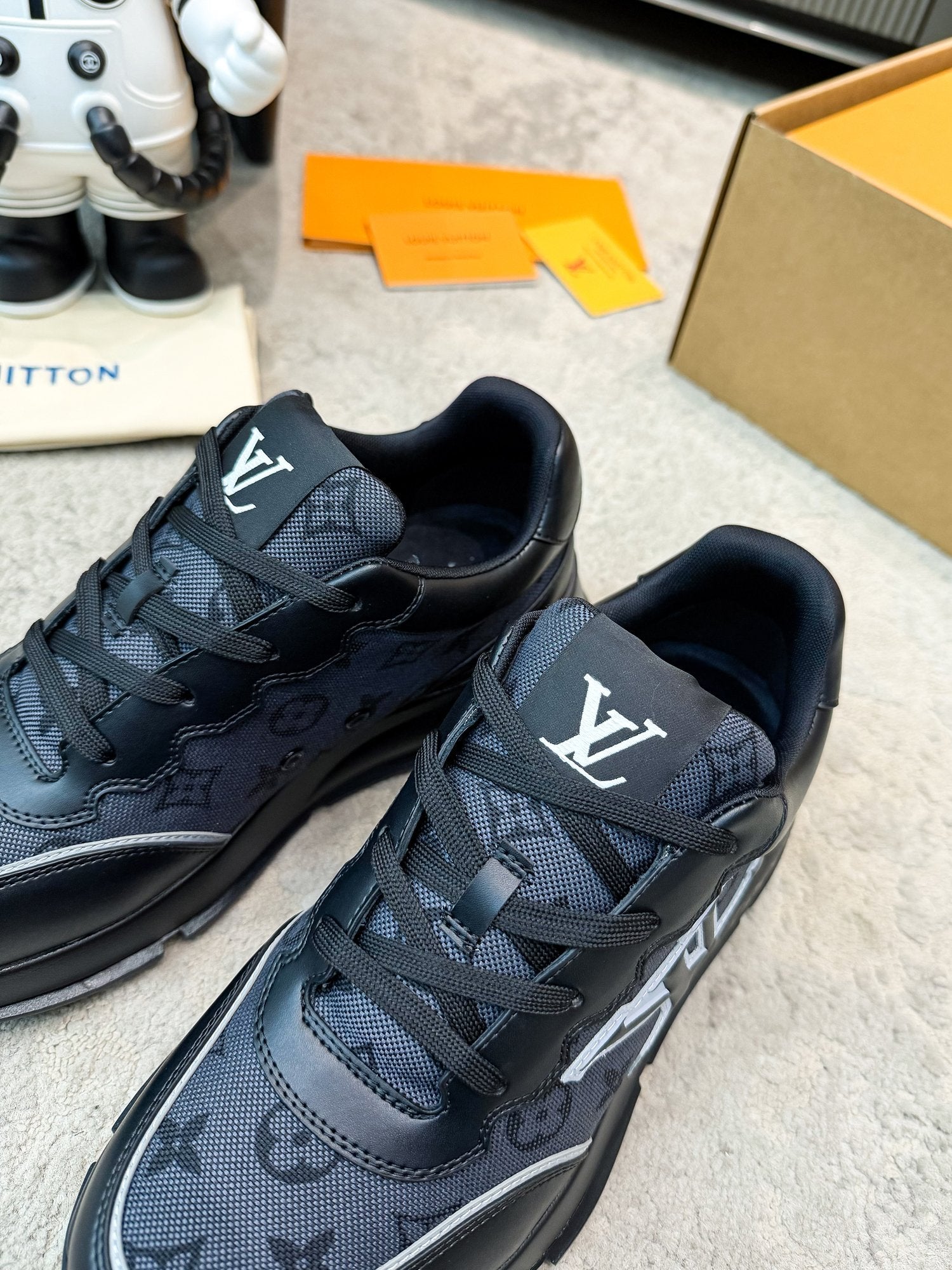 LV 26ss Classic Sneaker Black Monogram Mesh Calfskin 625423