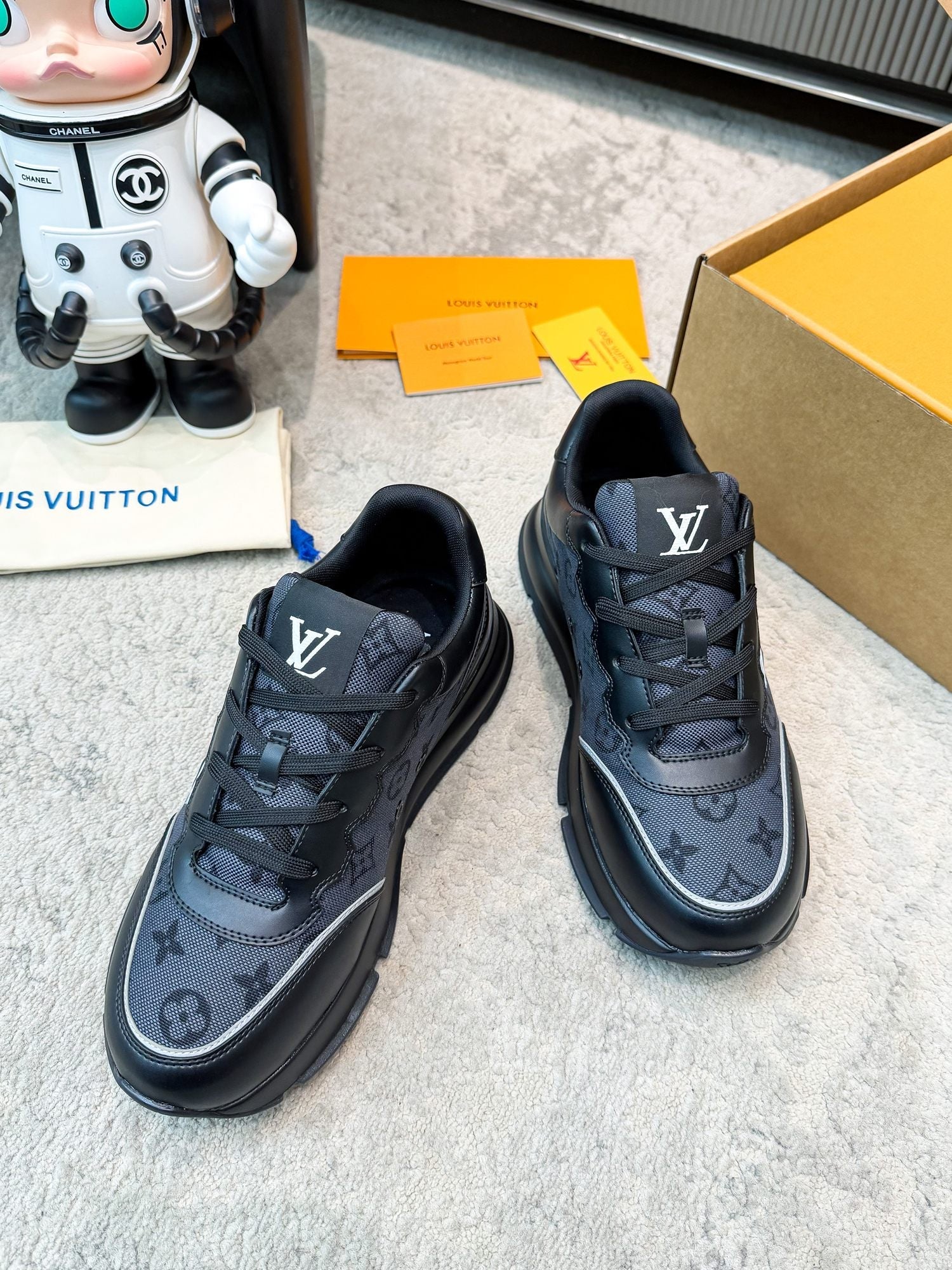LV 26ss Classic Sneaker Black Monogram Mesh Calfskin 625423