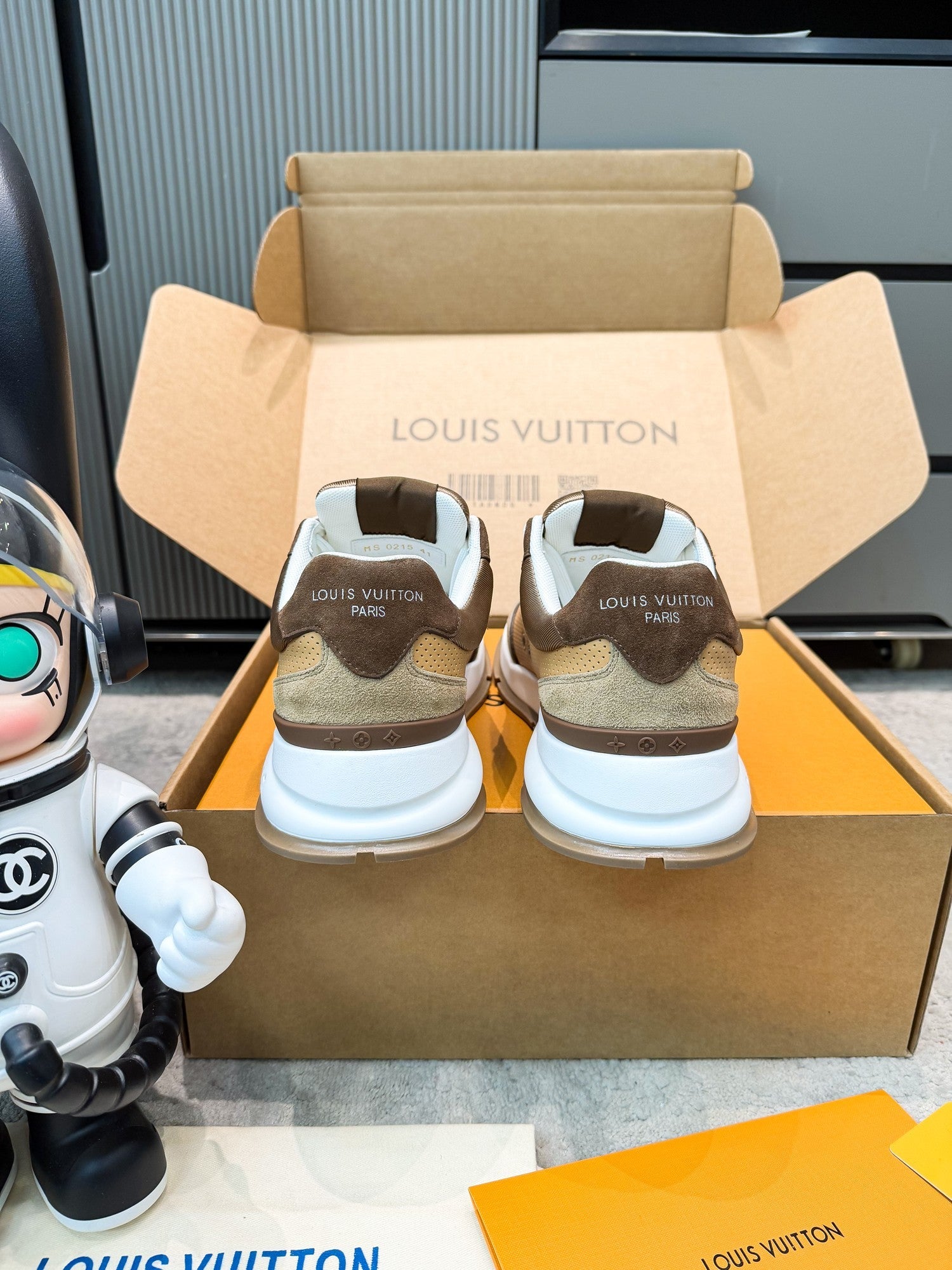 LV 26ss Classic Sneaker Brown Beige Mesh Suede 625424