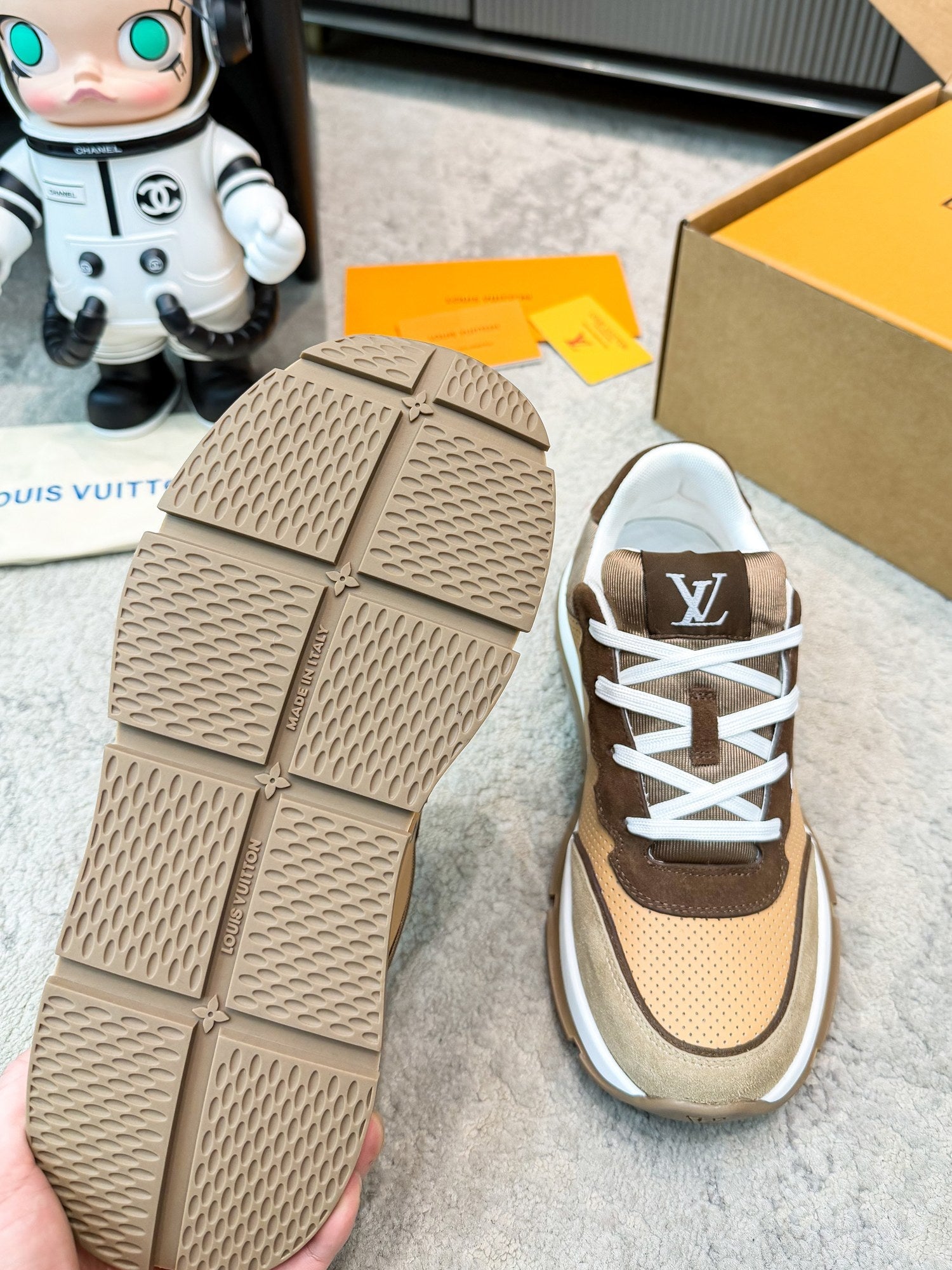 LV 26ss Classic Sneaker Brown Beige Mesh Suede 625424