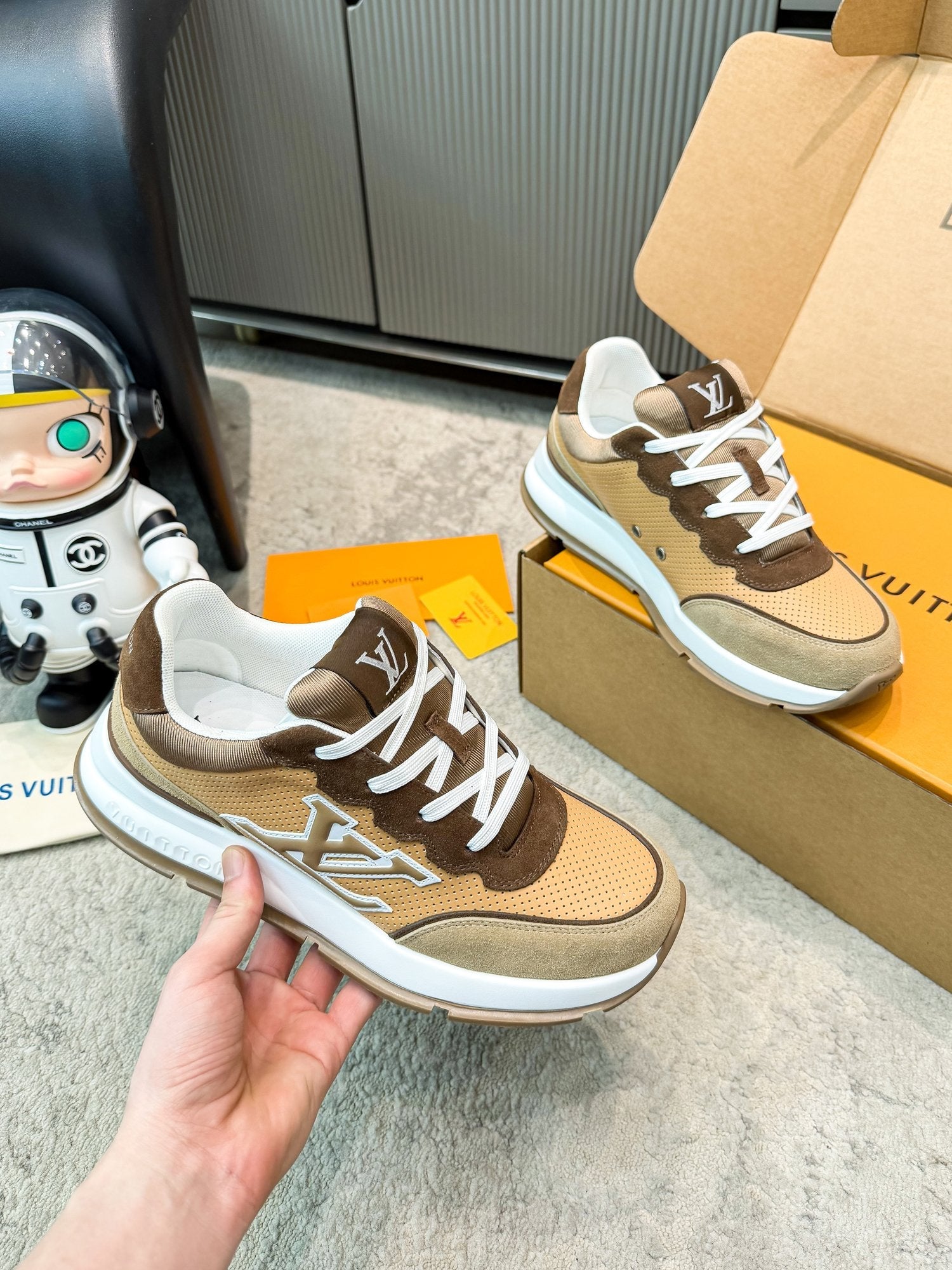 LV 26ss Classic Sneaker Brown Beige Mesh Suede 625424