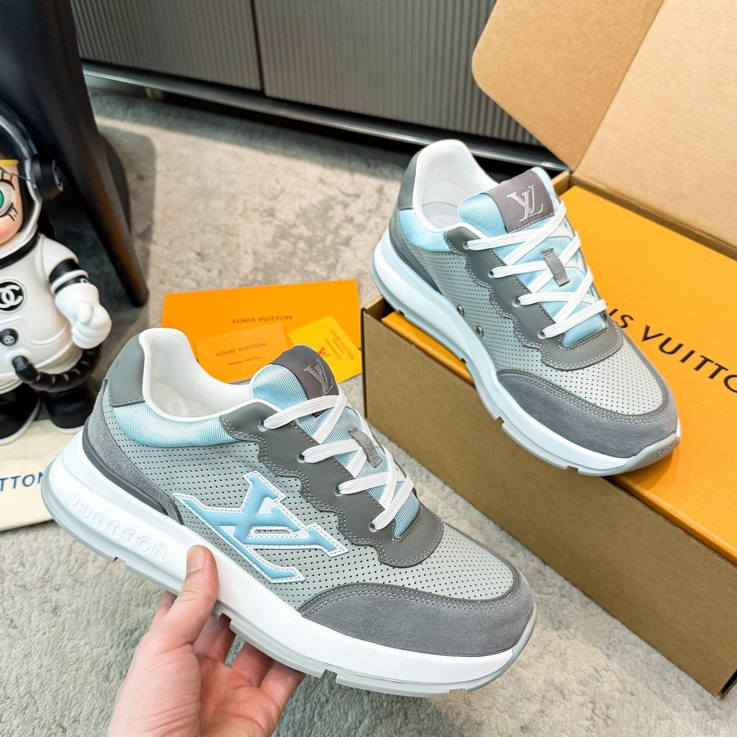 LV 26ss Classic Sneaker Gray Blue Mesh Suede 625425