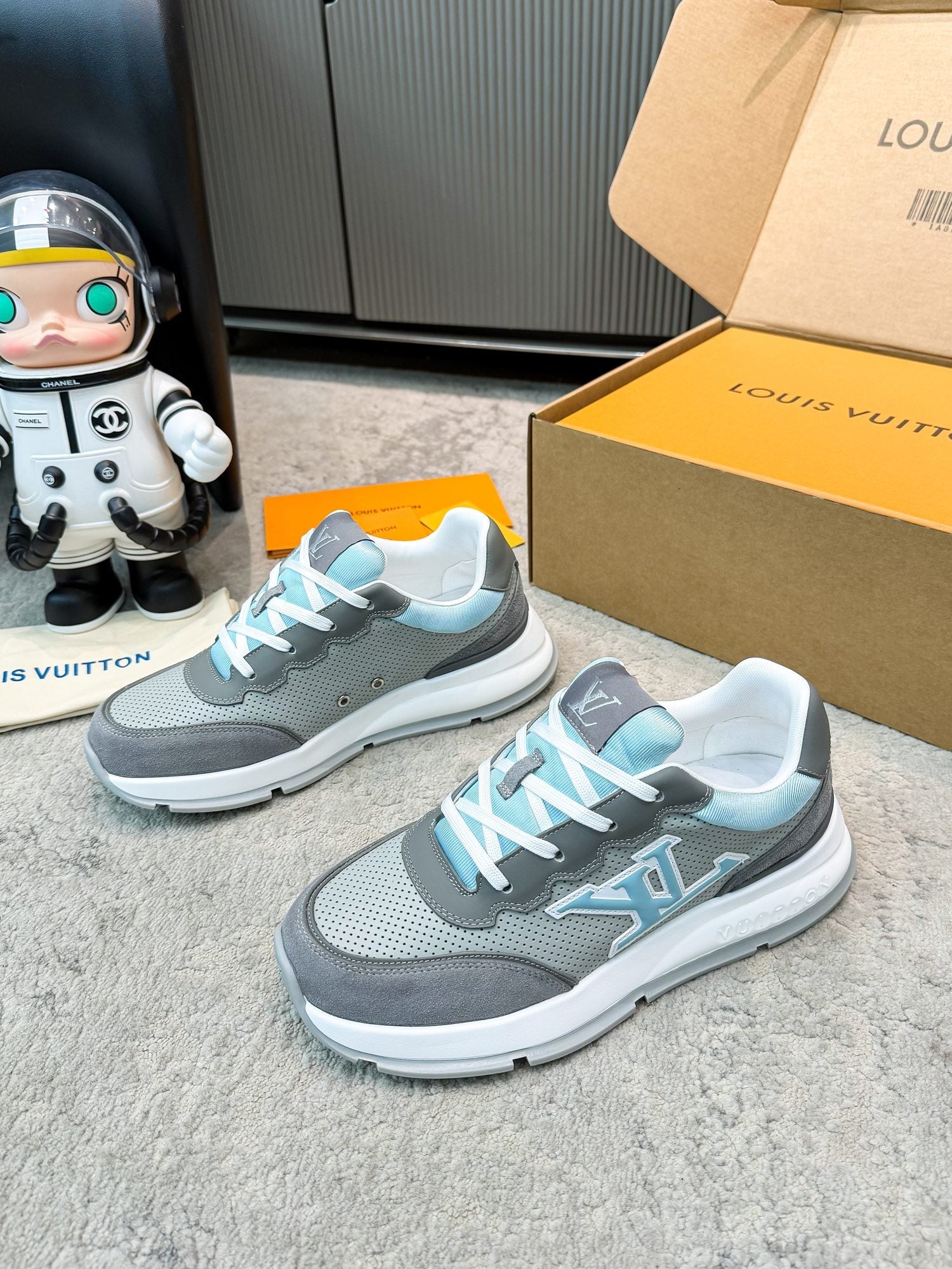 LV 26ss Classic Sneaker Gray Blue Mesh Suede 625425