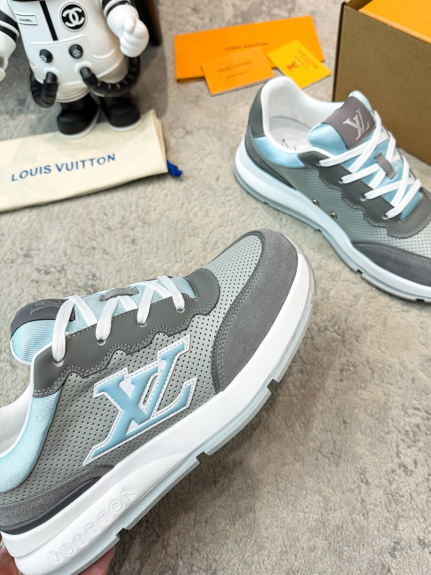 LV 26ss Classic Sneaker Gray Blue Mesh Suede 625425