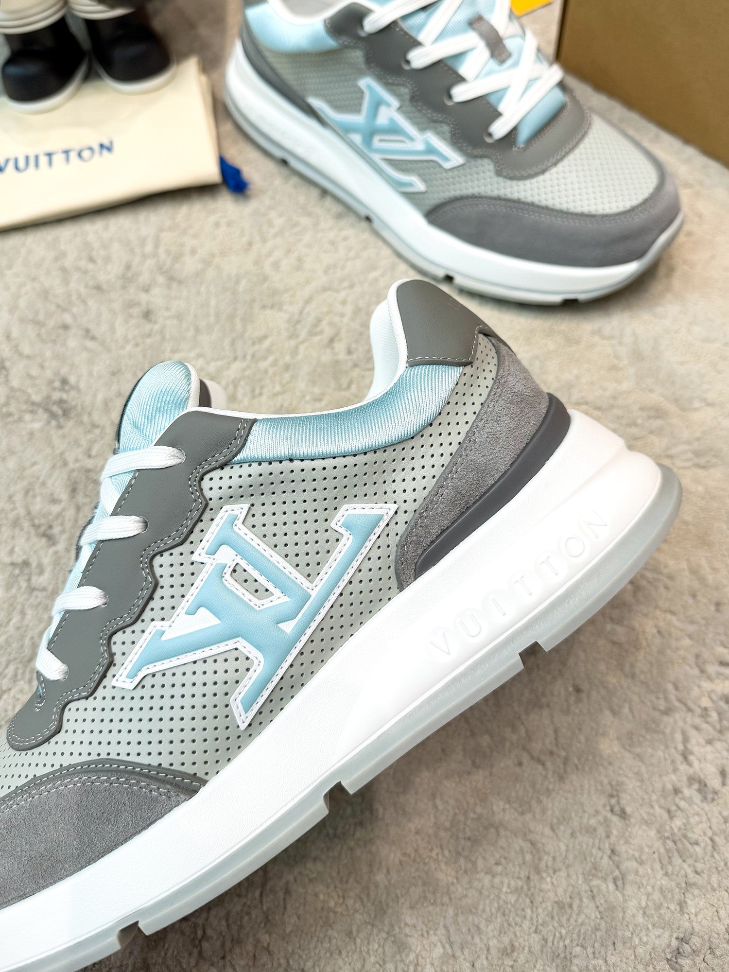 LV 26ss Classic Sneaker Gray Blue Mesh Suede 625425