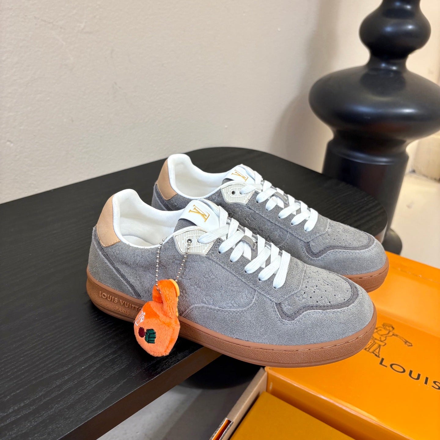 LV 26ss Lagoon Sneaker Gray Suede 627298