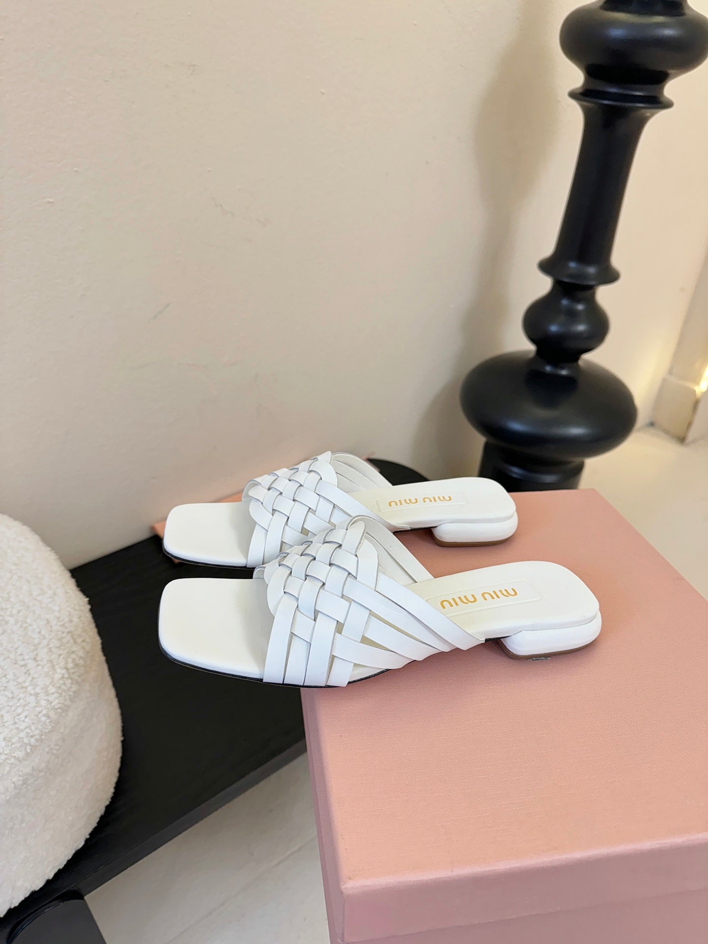 MIU 26ss Flat Sandals White Sheepskin 627354