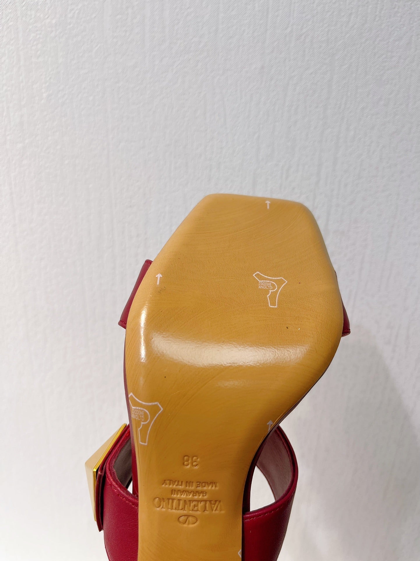 VT One Stud Leather Sandals Ruby Red Cowhide 292752