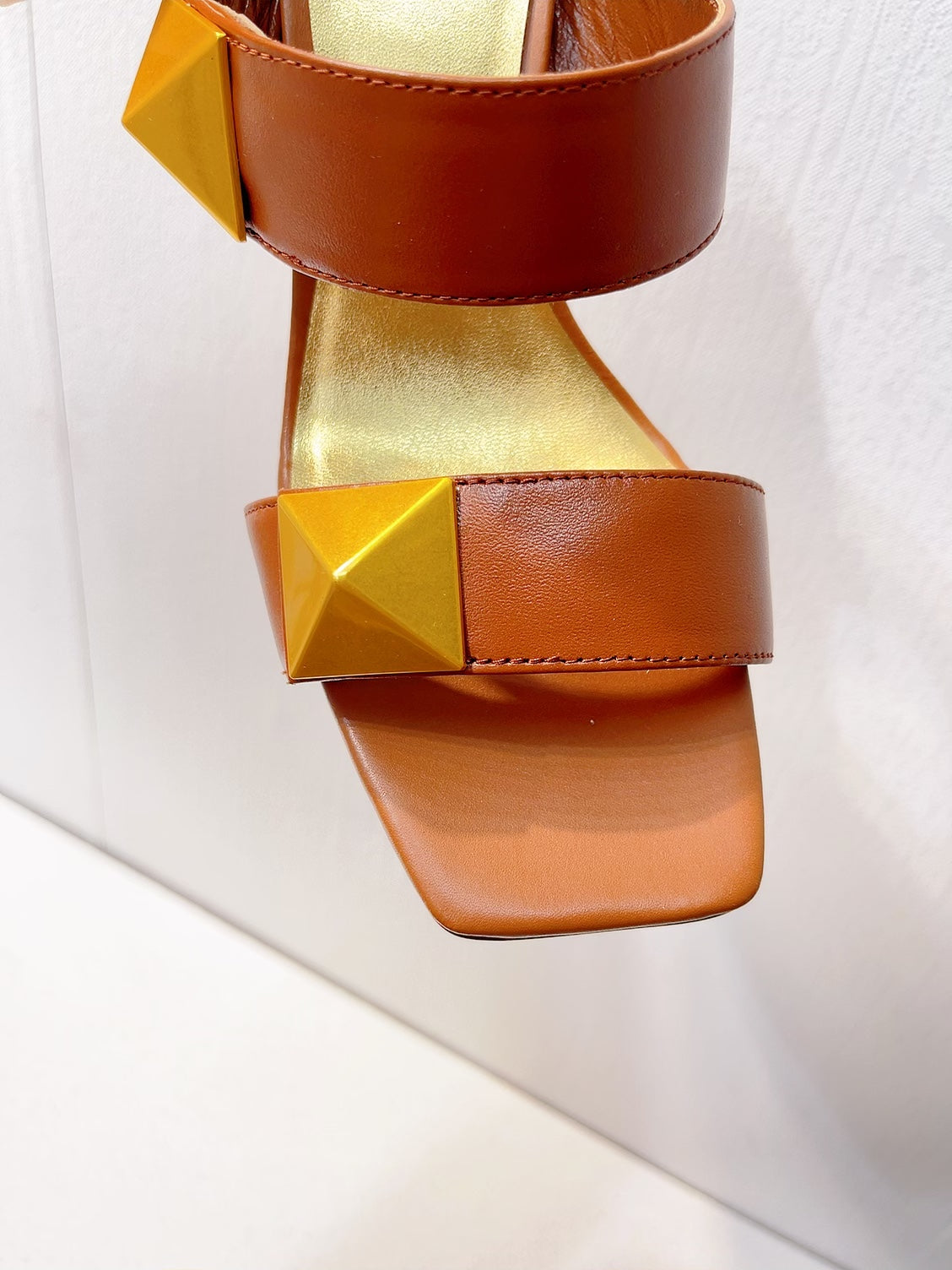 VT One Stud Leather Sandals Brown Cowhide 292753