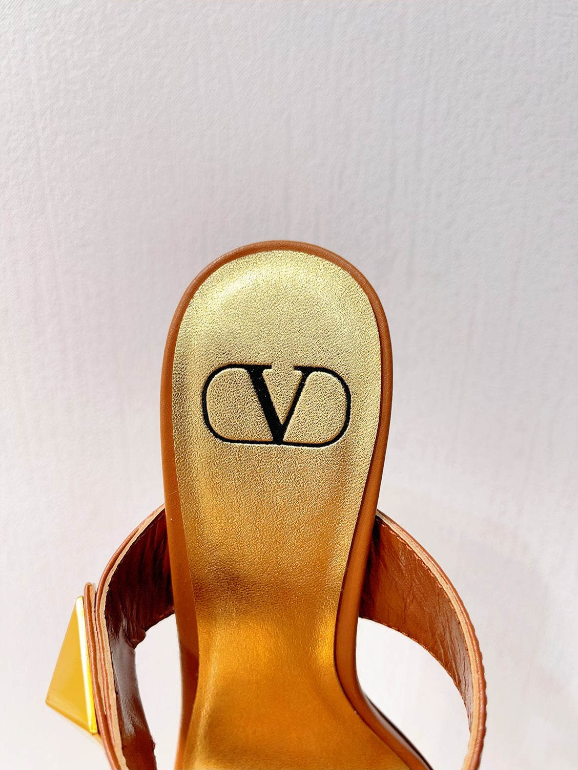 VT One Stud Leather Sandals Brown Cowhide 292753