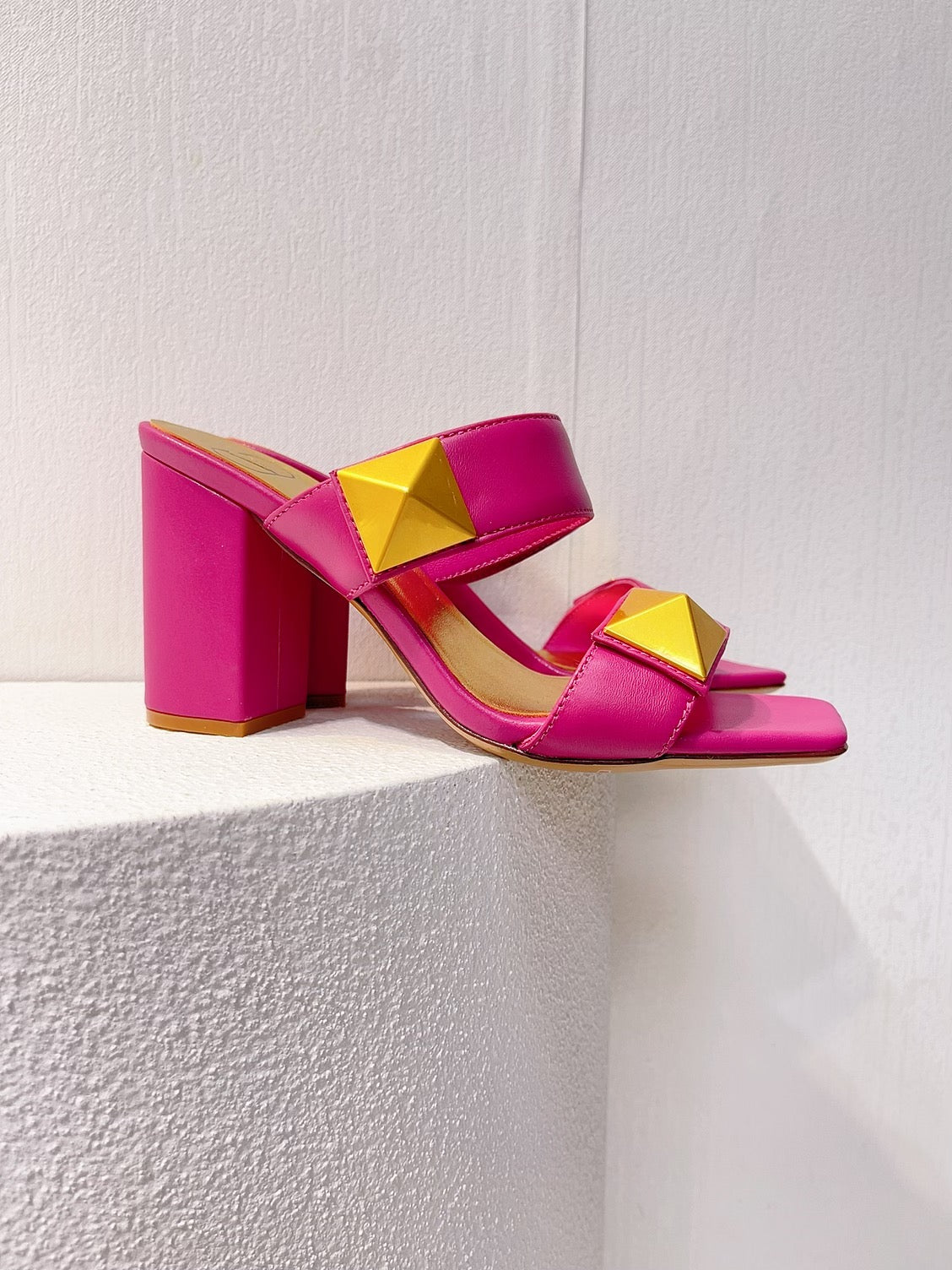 VT One Stud Leather Sandals Fuchsia Pink Cowhide 292754